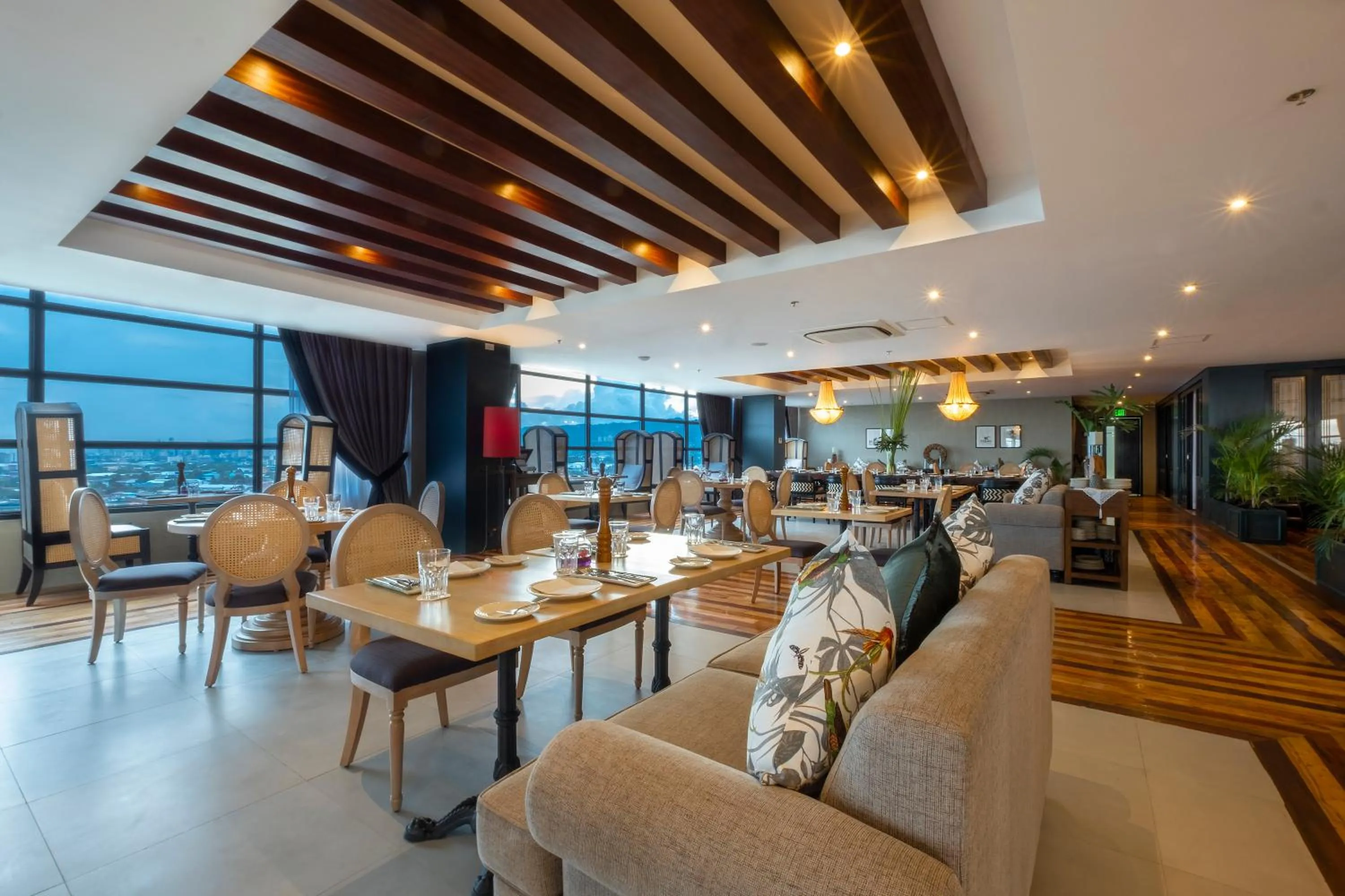 Restaurant/places to eat in Maayo Hotel