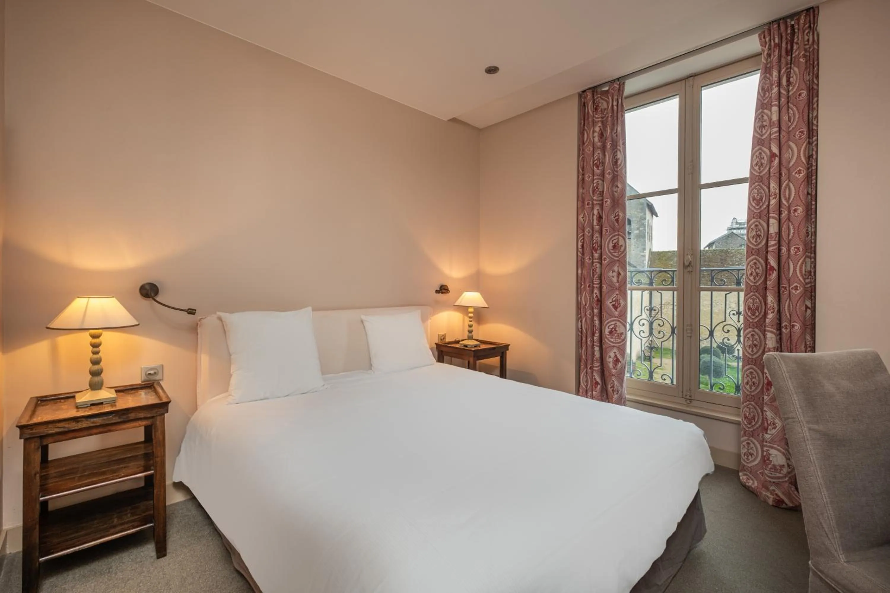 Bedroom, Bed in Hostellerie de l'Écu de Bretagne