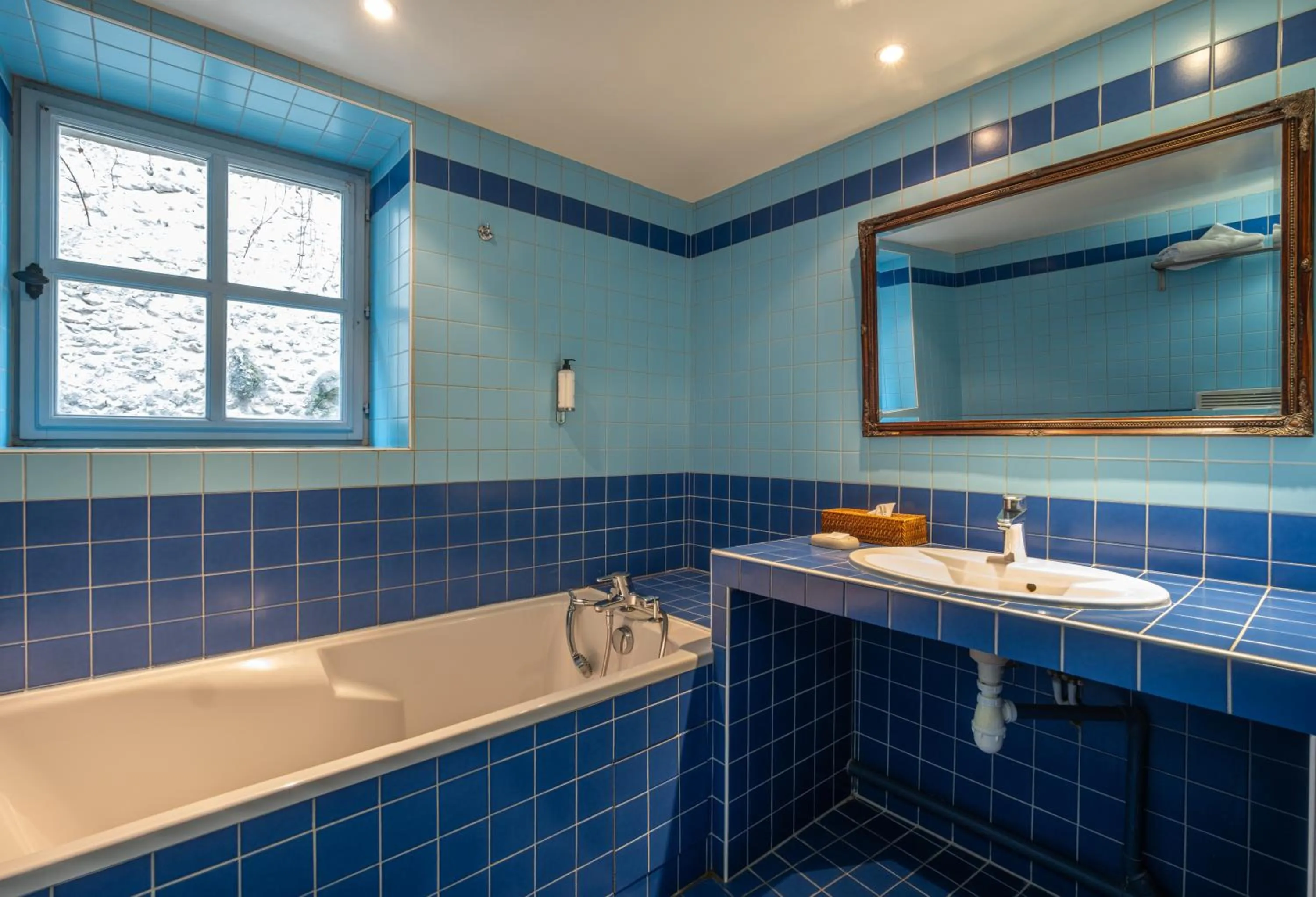 Bathroom in Hostellerie de l'Écu de Bretagne