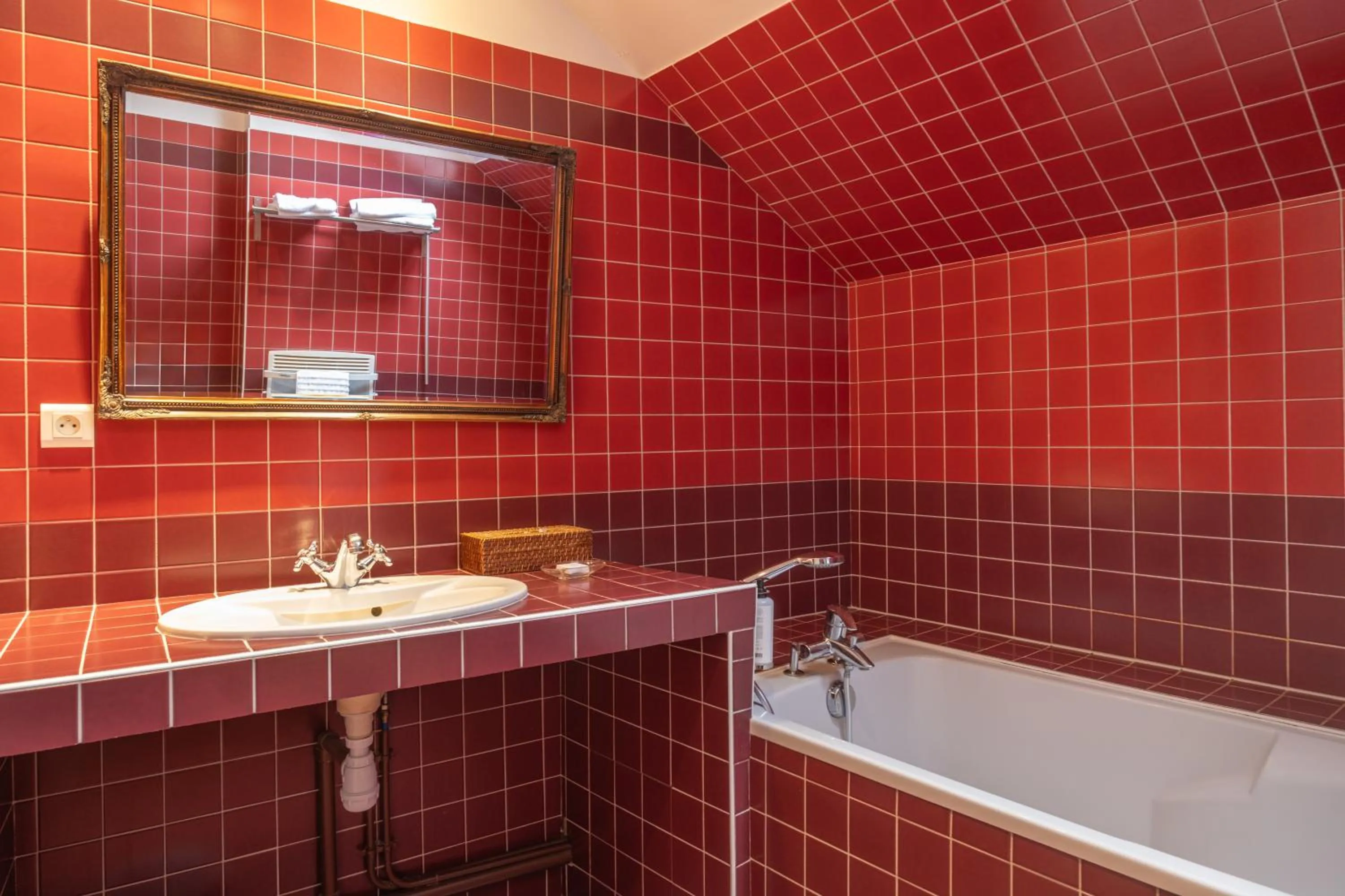 Bathroom in Hostellerie de l'Écu de Bretagne