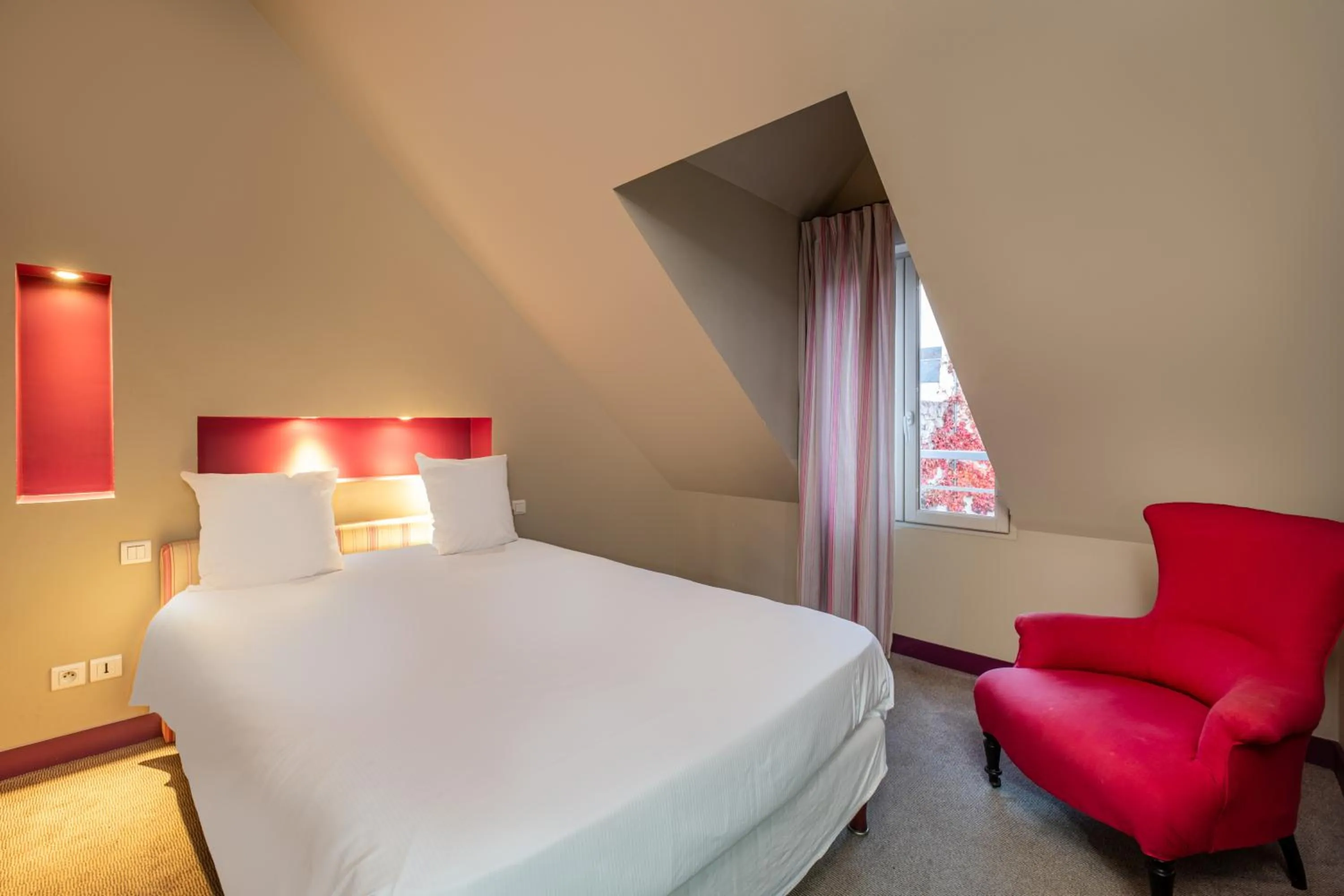 Bedroom, Bed in Hostellerie de l'Écu de Bretagne