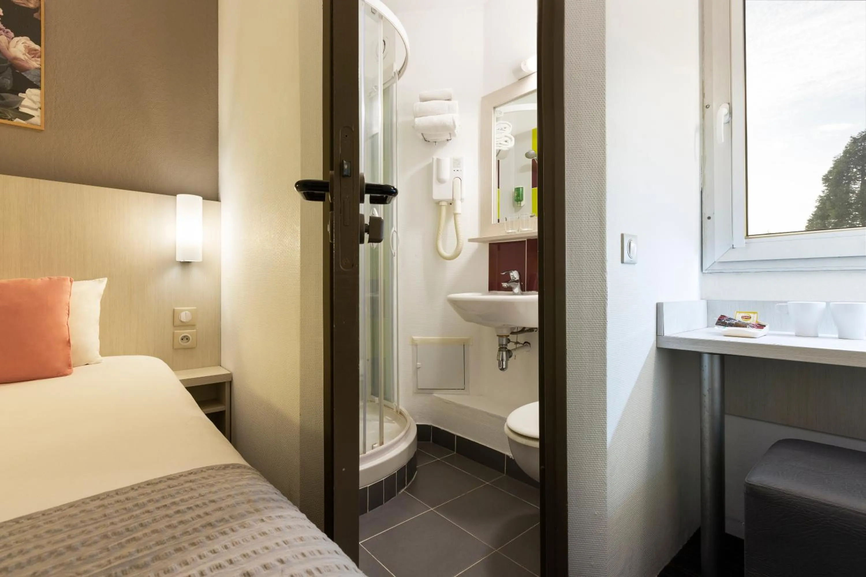 Property building, Bed in Comfort Hotel Orléans Olivet