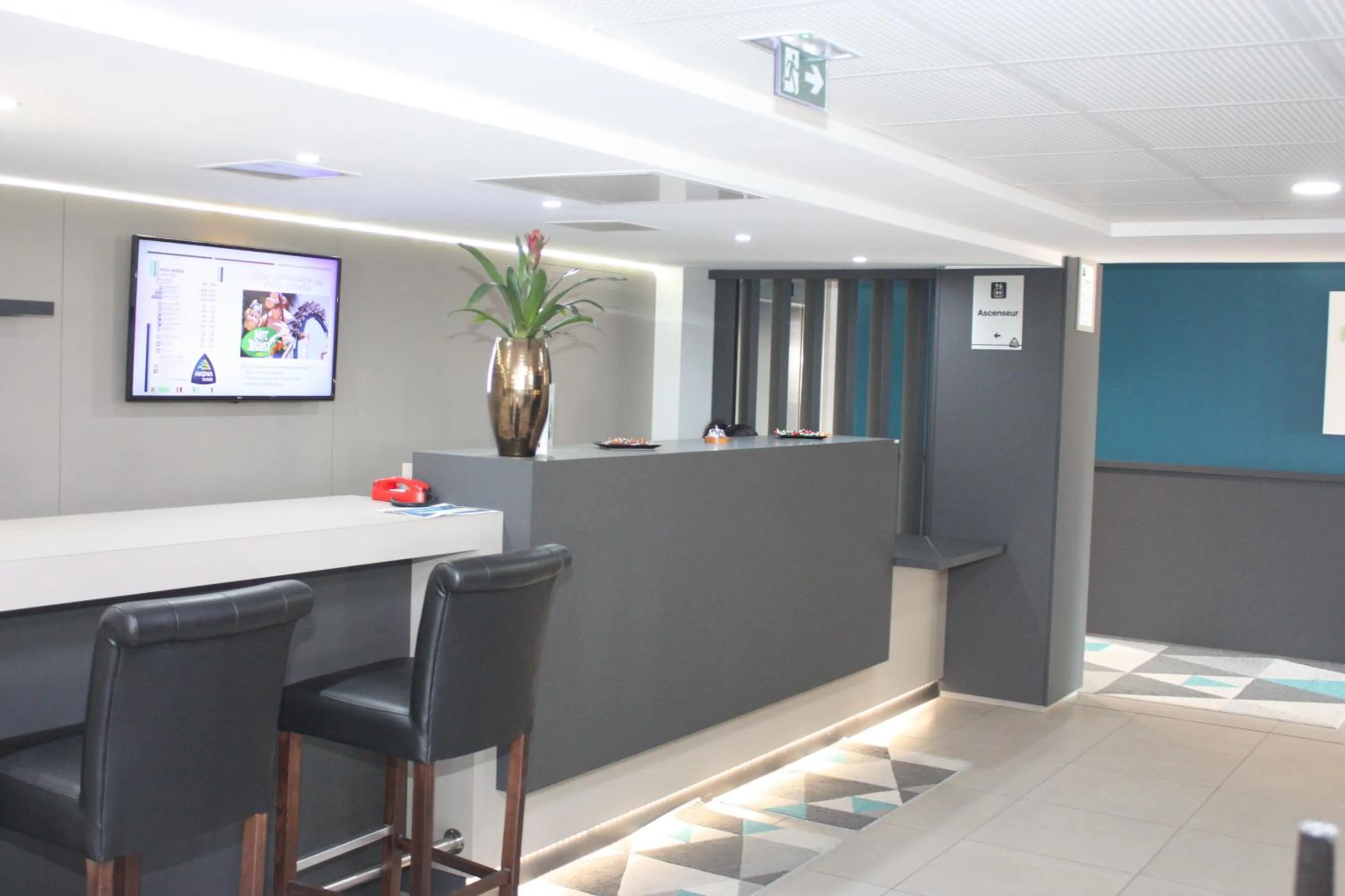 Lobby or reception in Hôtel AKENA Aéroport Charles de Gaulle - Saint Witz