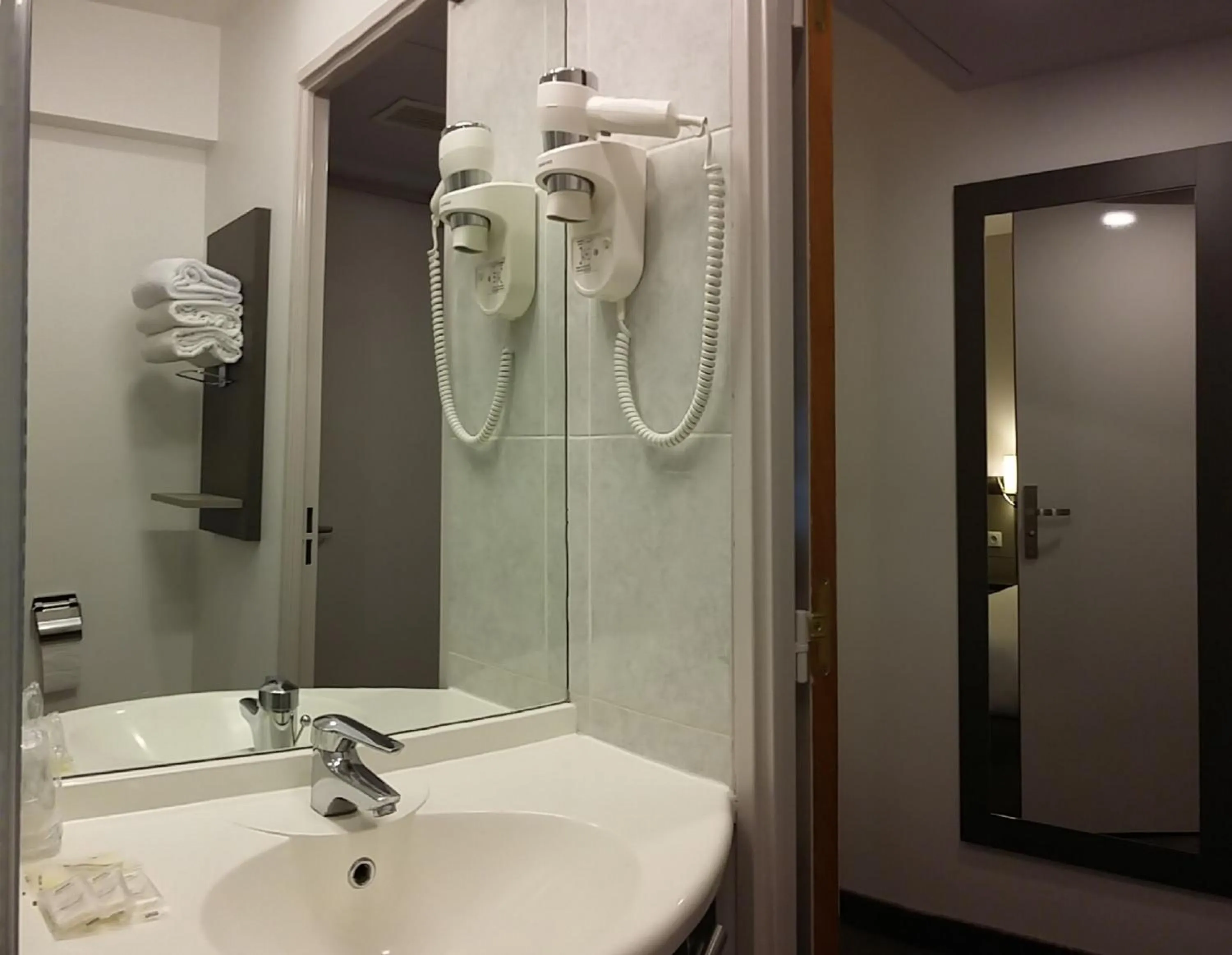 Bathroom in Hôtel AKENA Aéroport Charles de Gaulle - Saint Witz