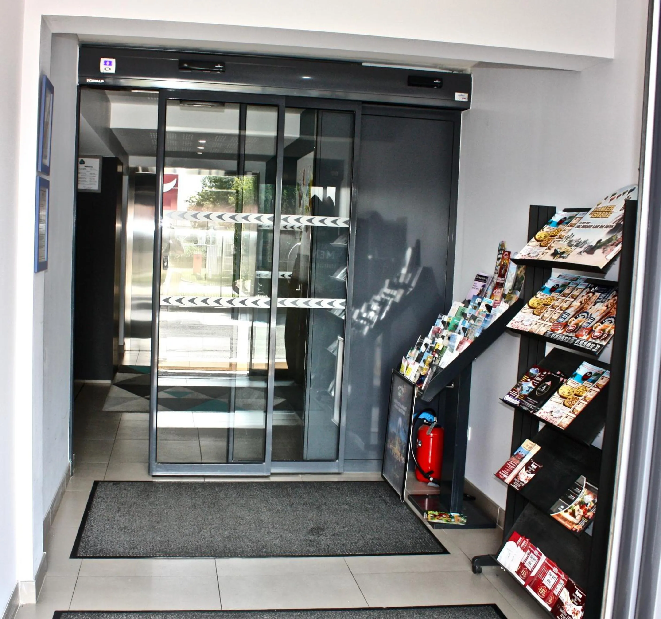 Facade/entrance in Hôtel AKENA Aéroport Charles de Gaulle - Saint Witz