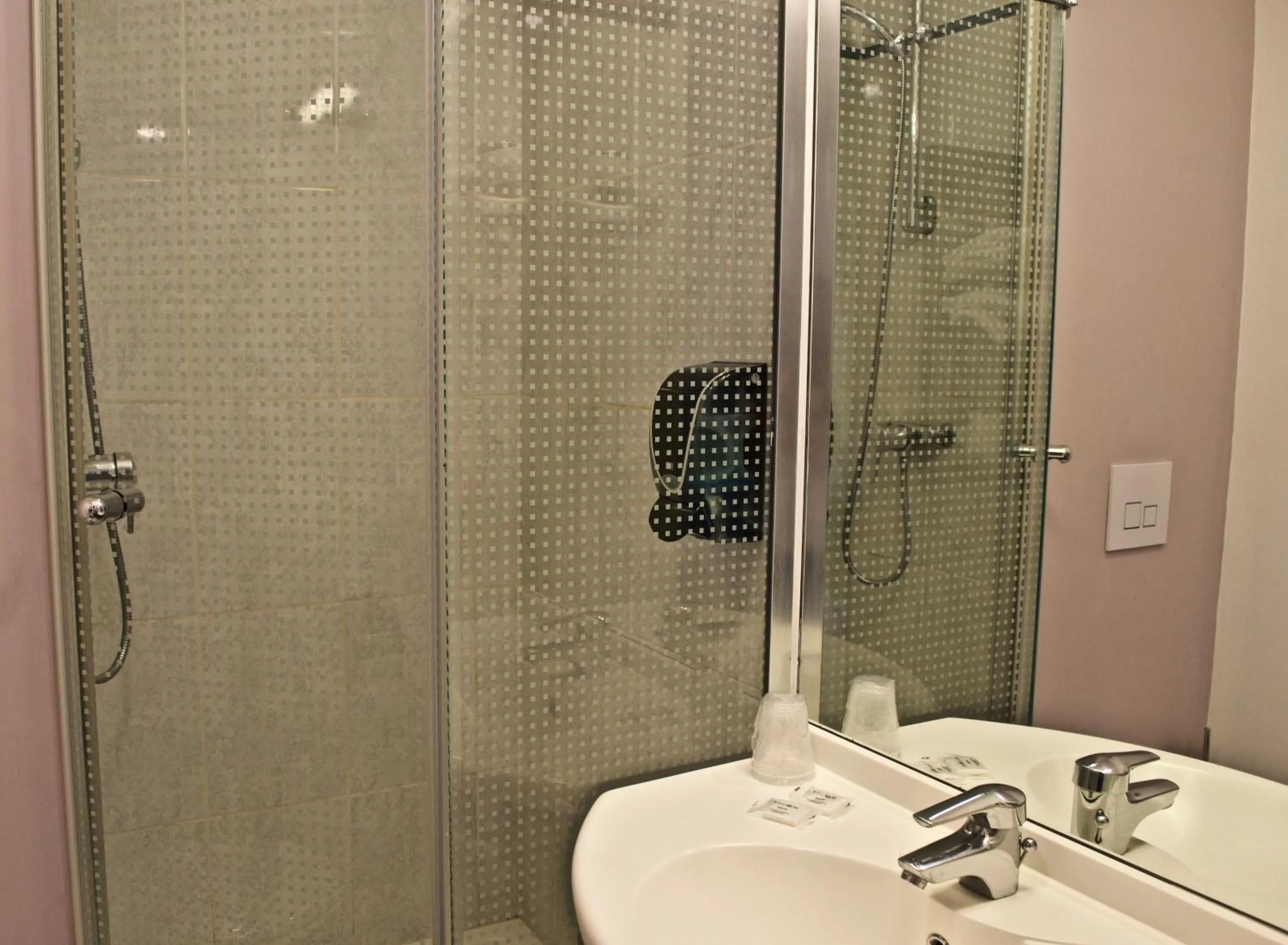 Bathroom in Hôtel AKENA Aéroport Charles de Gaulle - Saint Witz