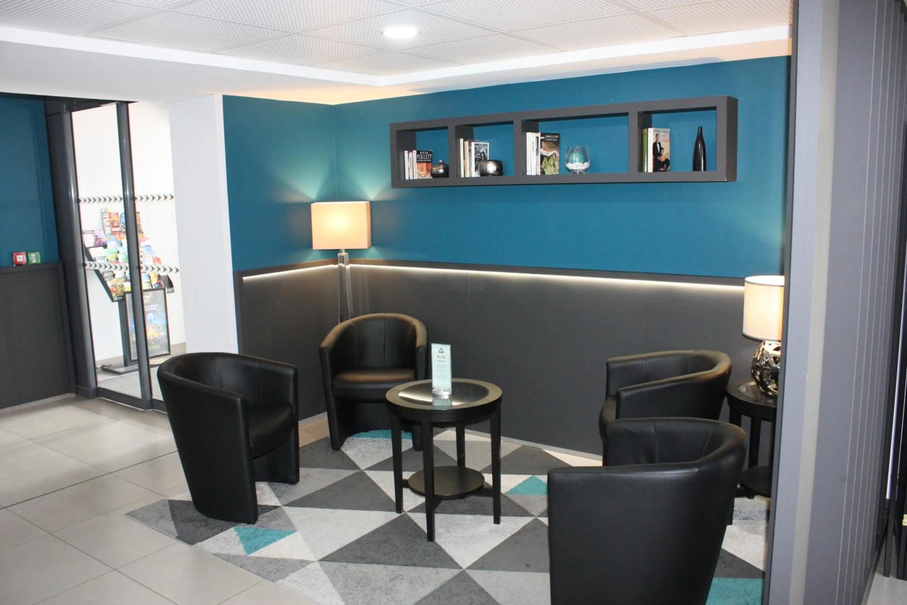 Lounge or bar in Hôtel AKENA Aéroport Charles de Gaulle - Saint Witz