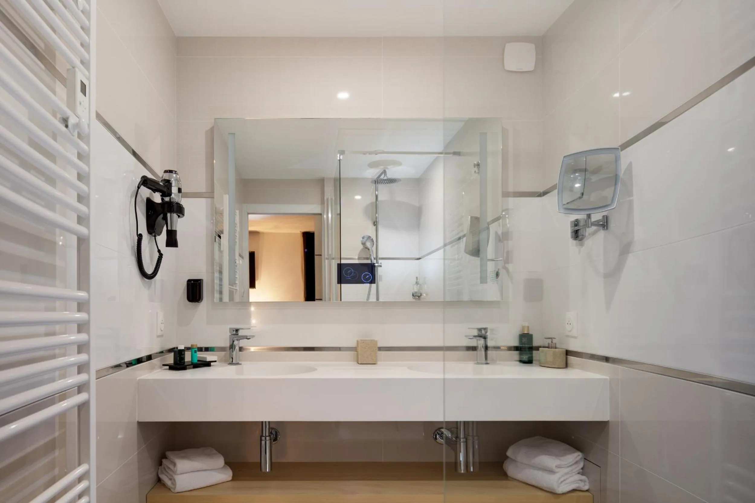 Shower in Hôtel & Résidence Octel