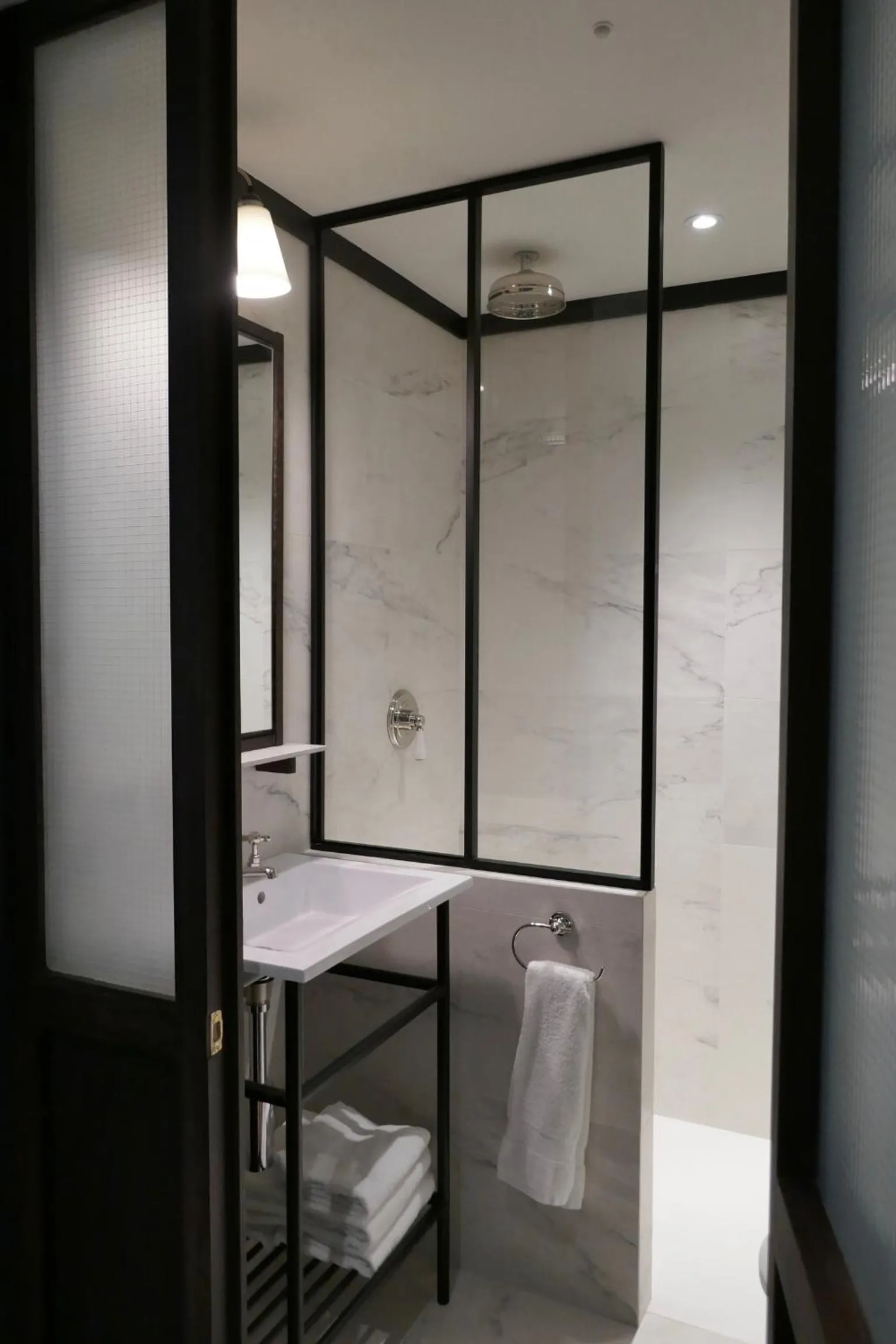 Shower in Getaway Brussels Airport