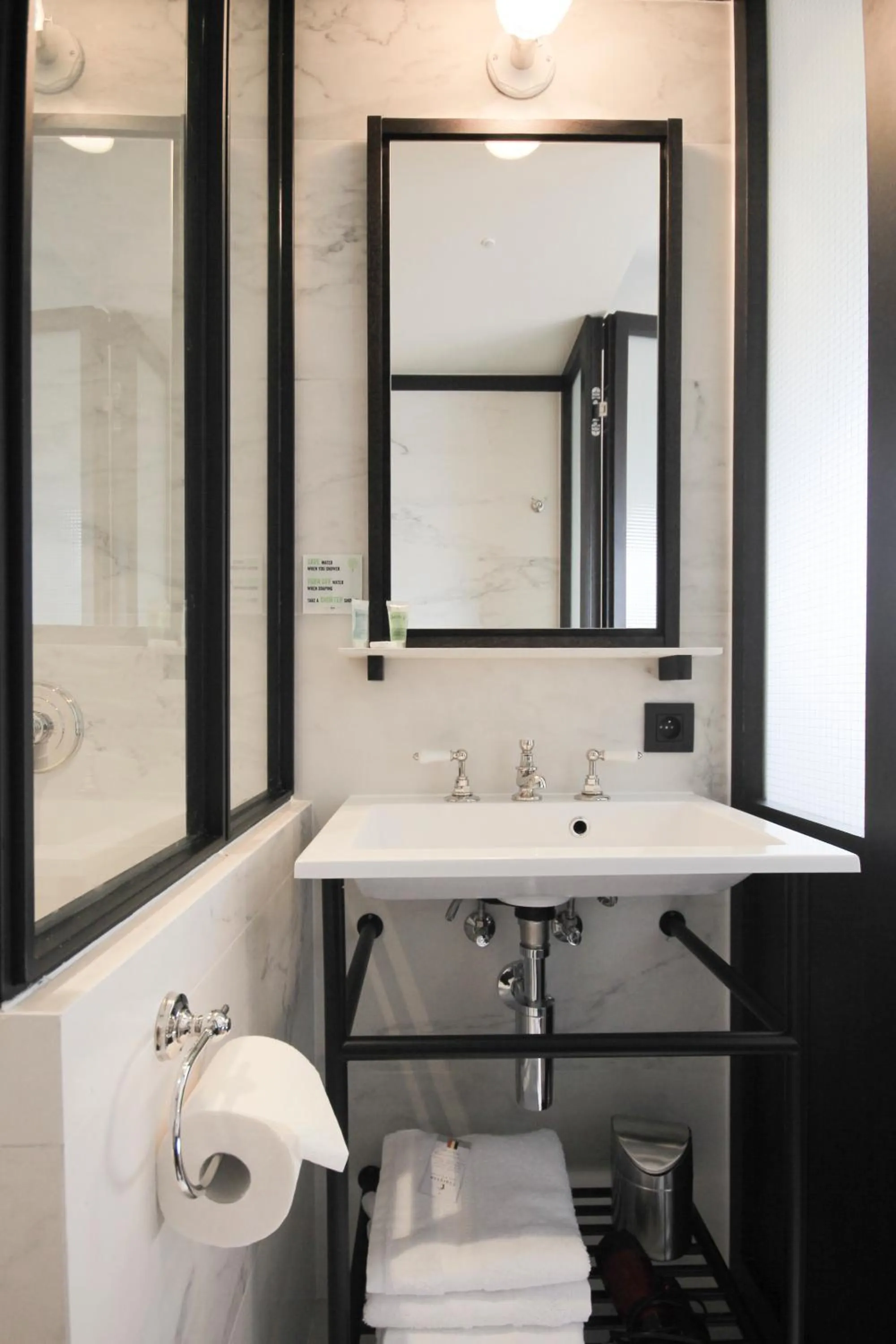 Shower in Getaway Brussels Airport