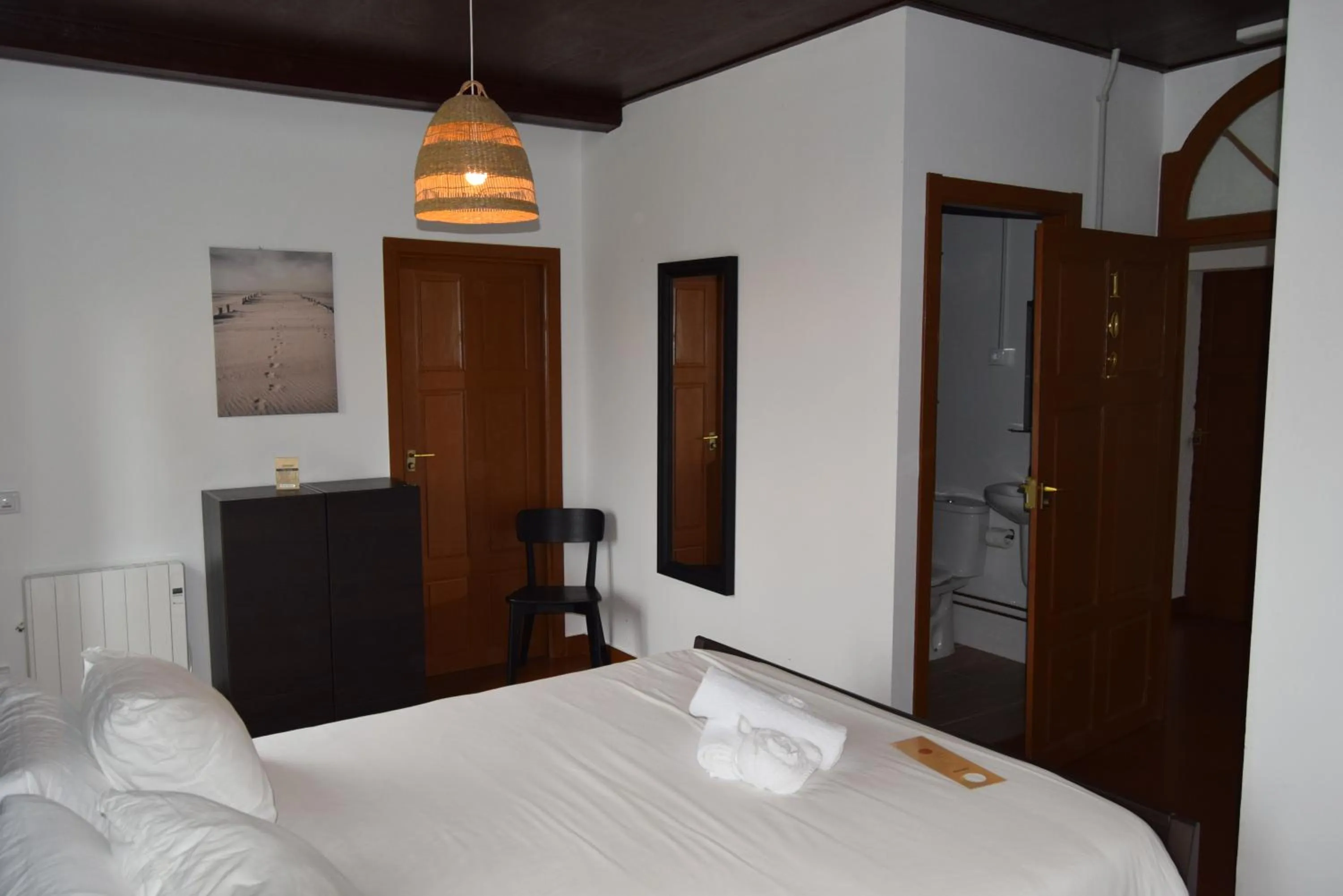 Bedroom, Bed in Monasterio de Moraime