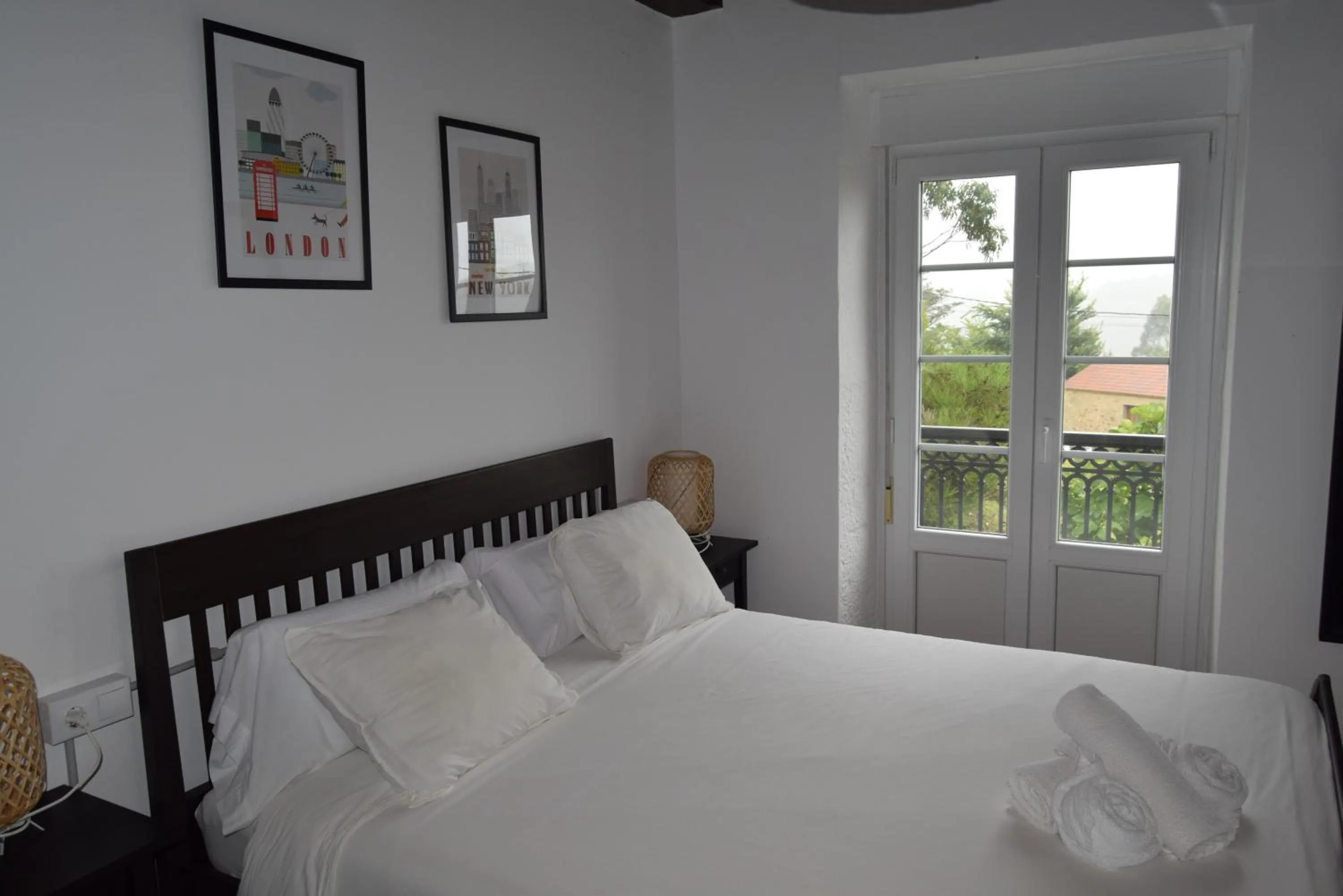 Bedroom, Bed in Monasterio de Moraime