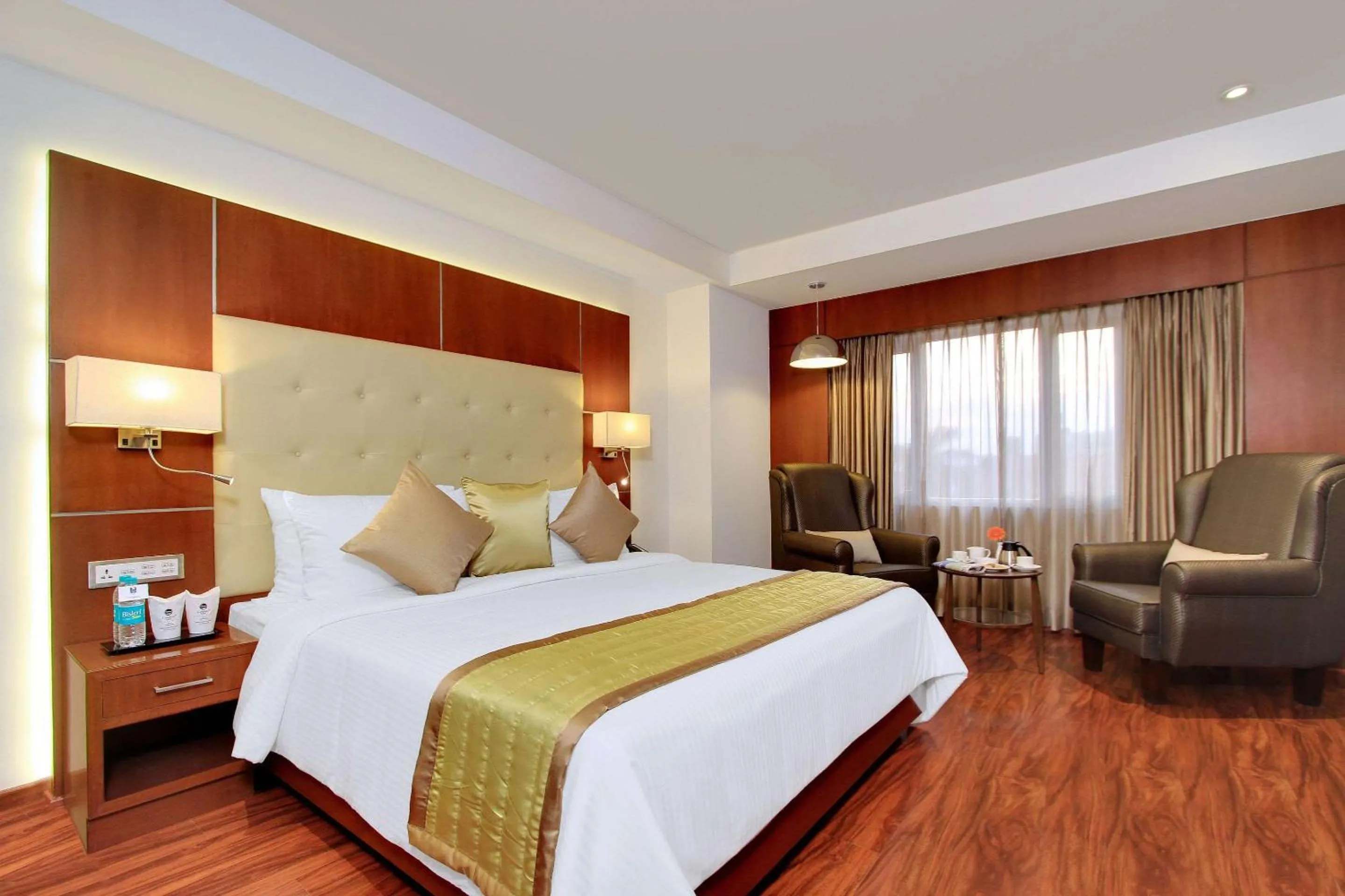 Photo of the whole room, Bed in Comfort Inn Insys