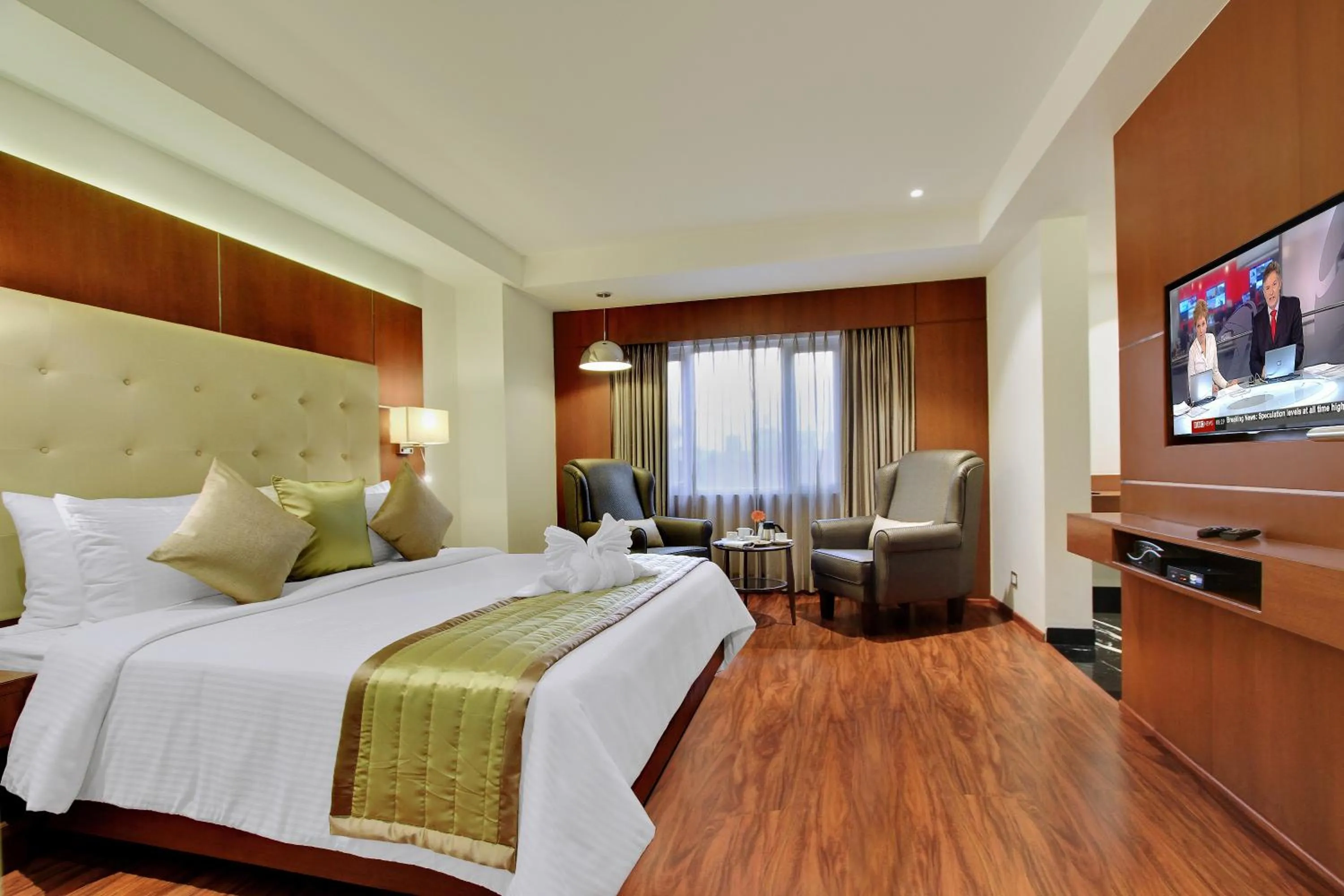 TV and multimedia, Bed in Comfort Inn Insys