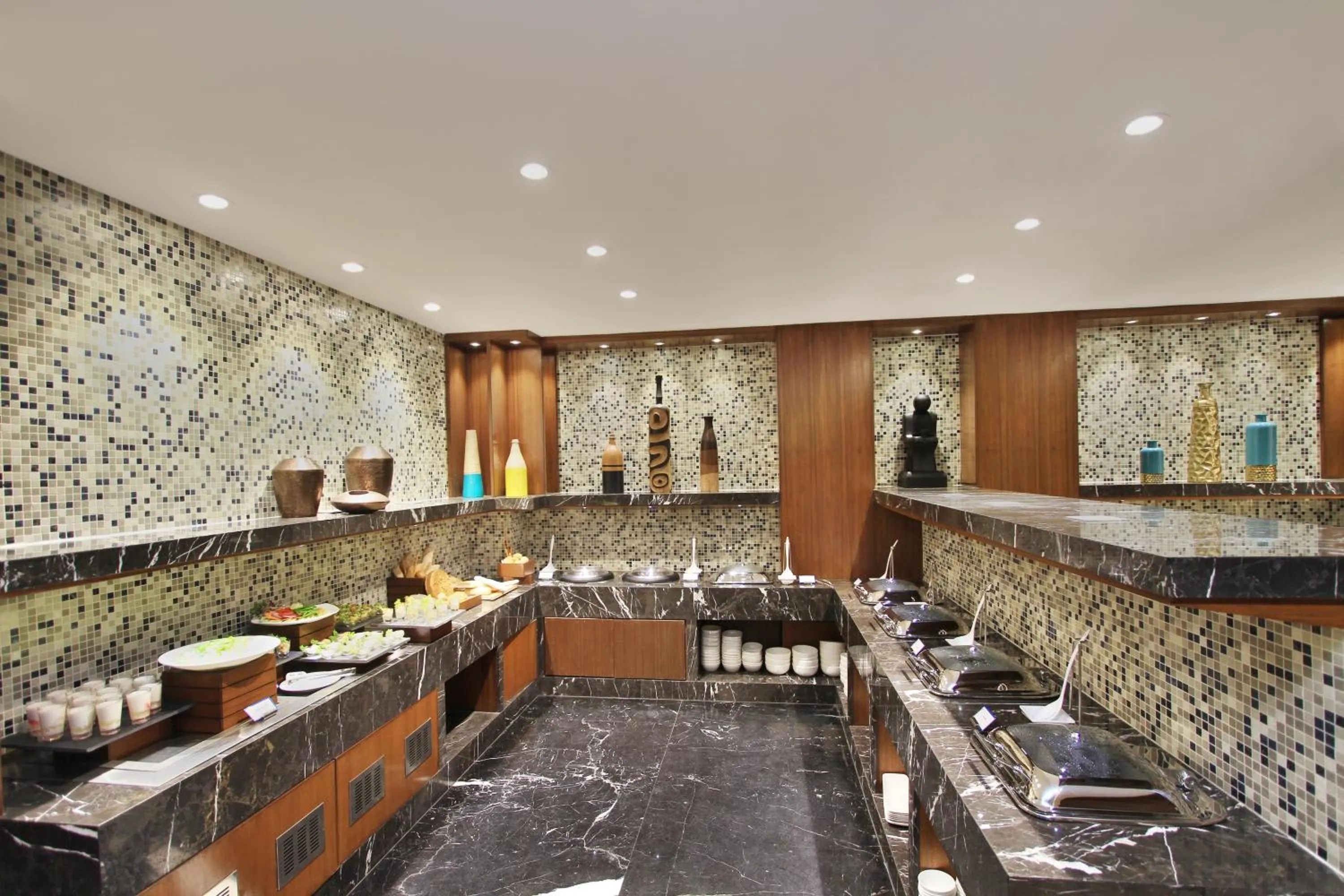 Restaurant/places to eat in Comfort Inn Insys