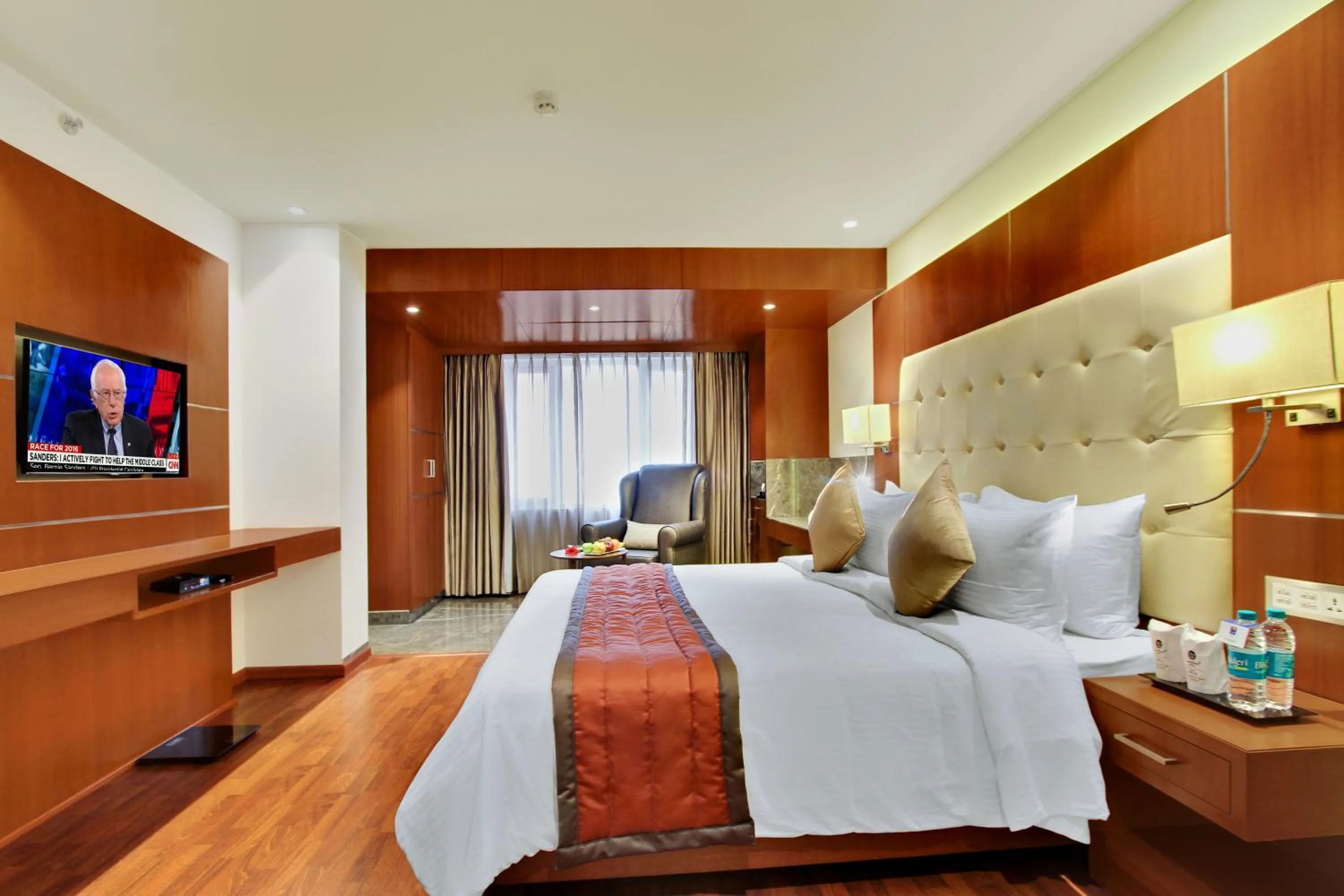 Coffee/tea facilities, Bed in Comfort Inn Insys