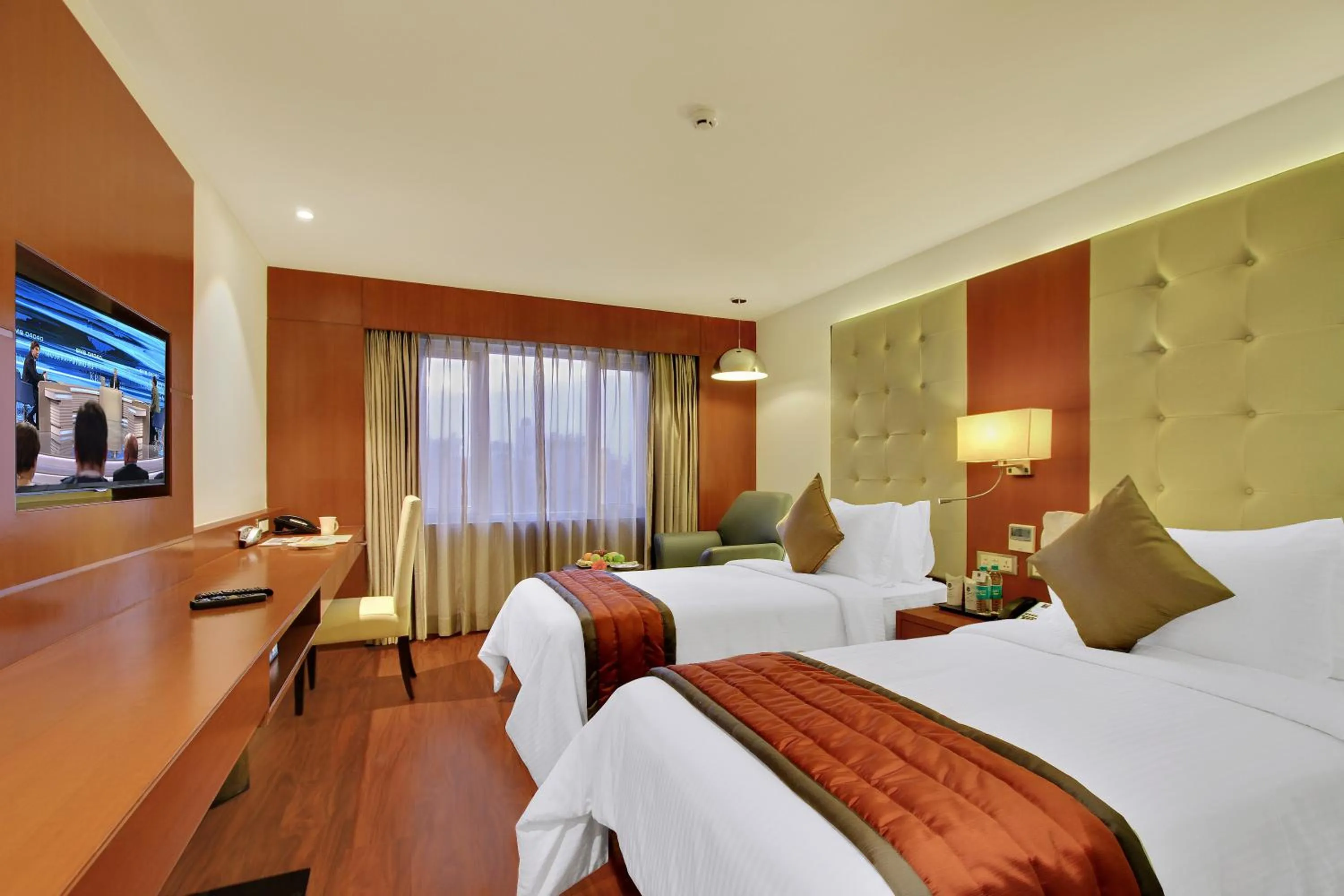 TV and multimedia, Bed in Comfort Inn Insys