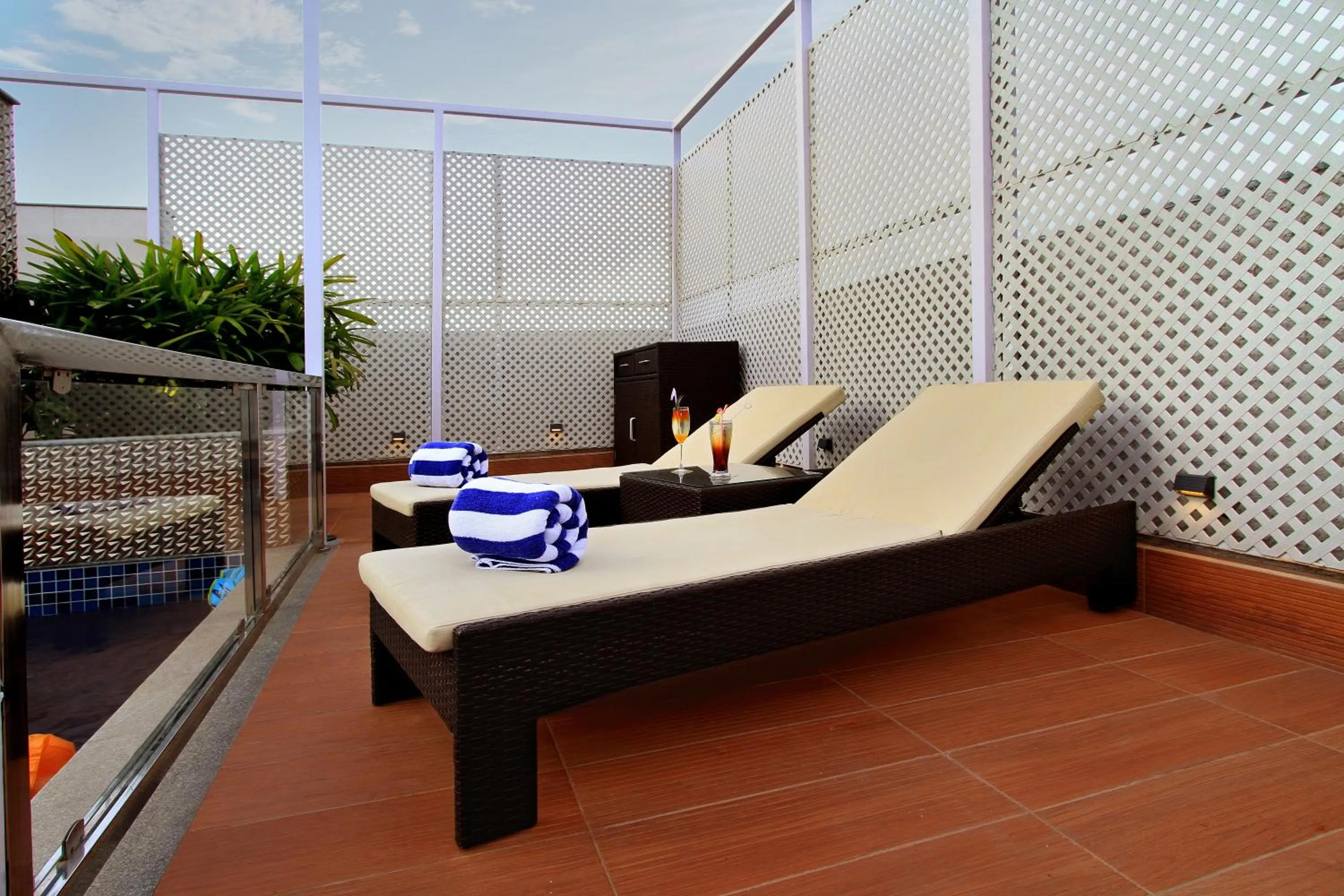 Swimming pool in Comfort Inn Insys