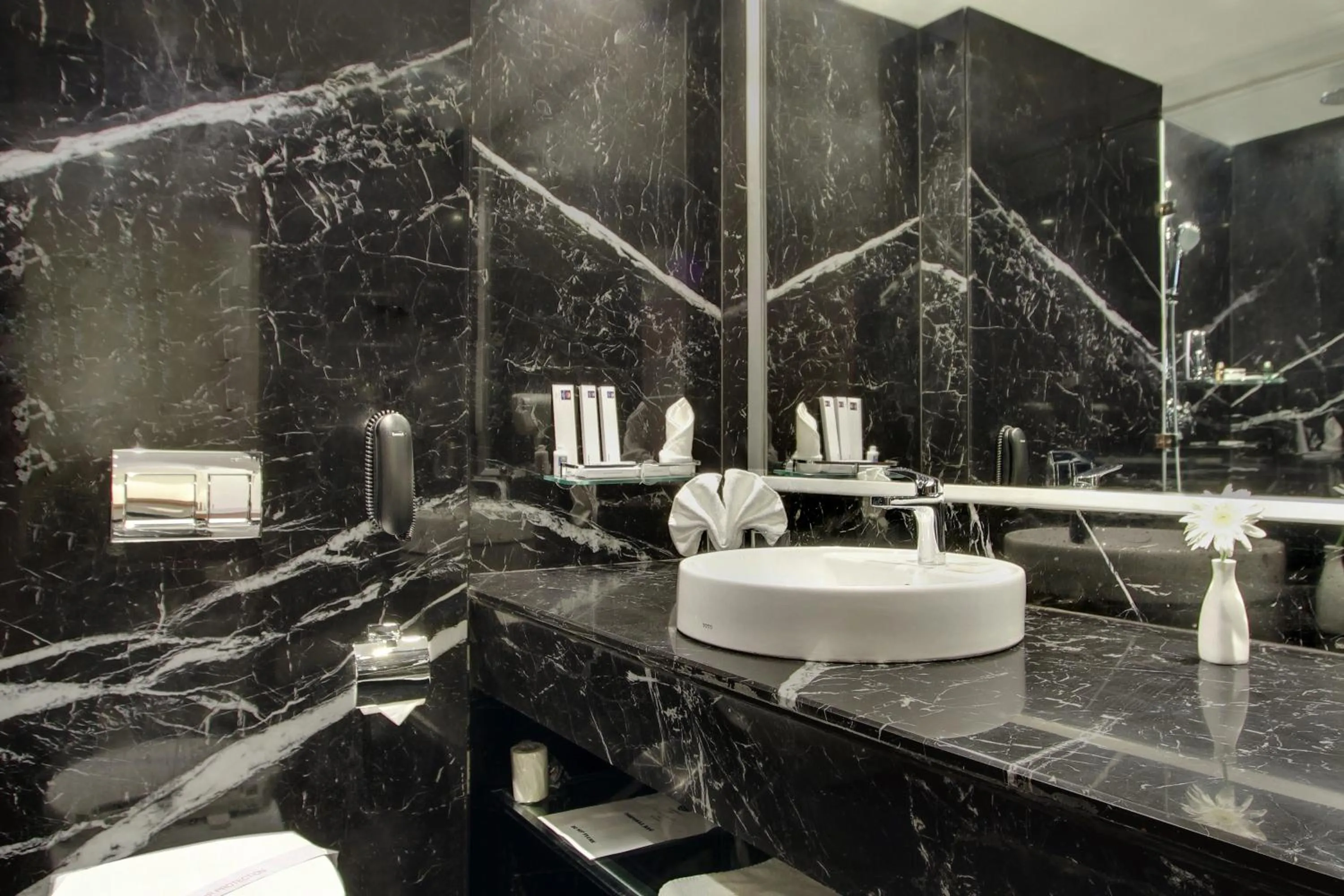 Bathroom in Comfort Inn Insys