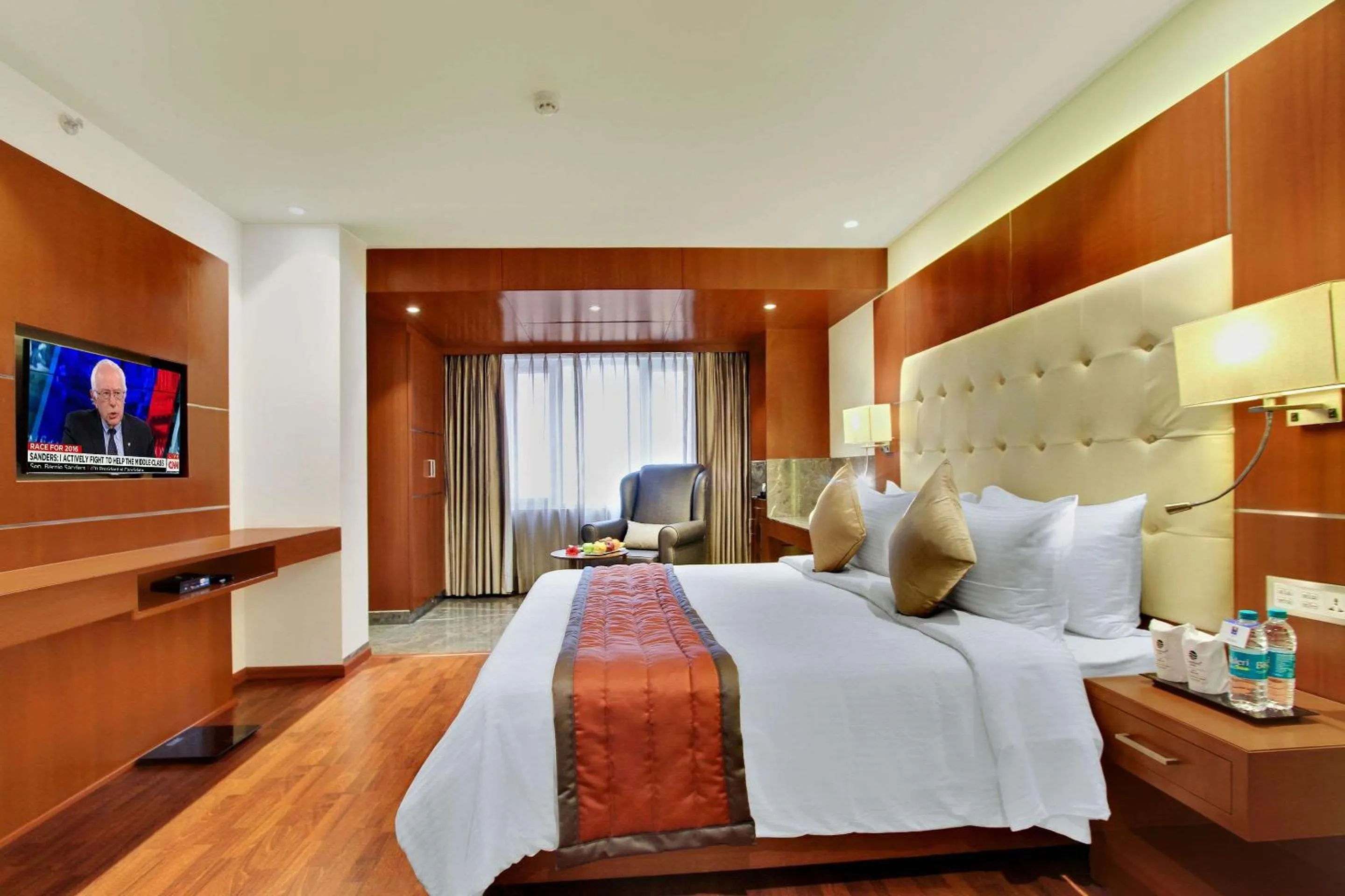 Photo of the whole room, Bed in Comfort Inn Insys