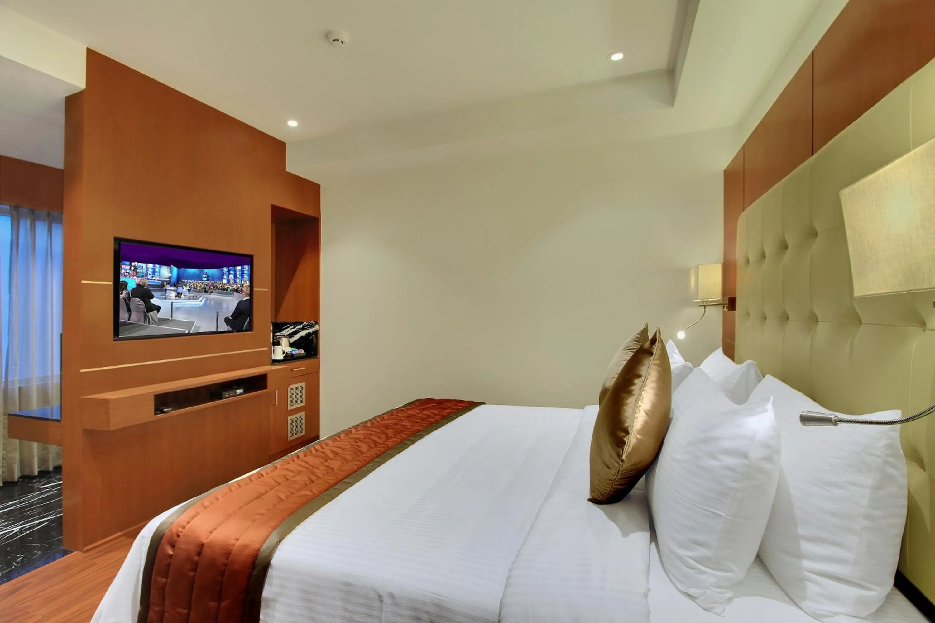 TV and multimedia, Bed in Comfort Inn Insys