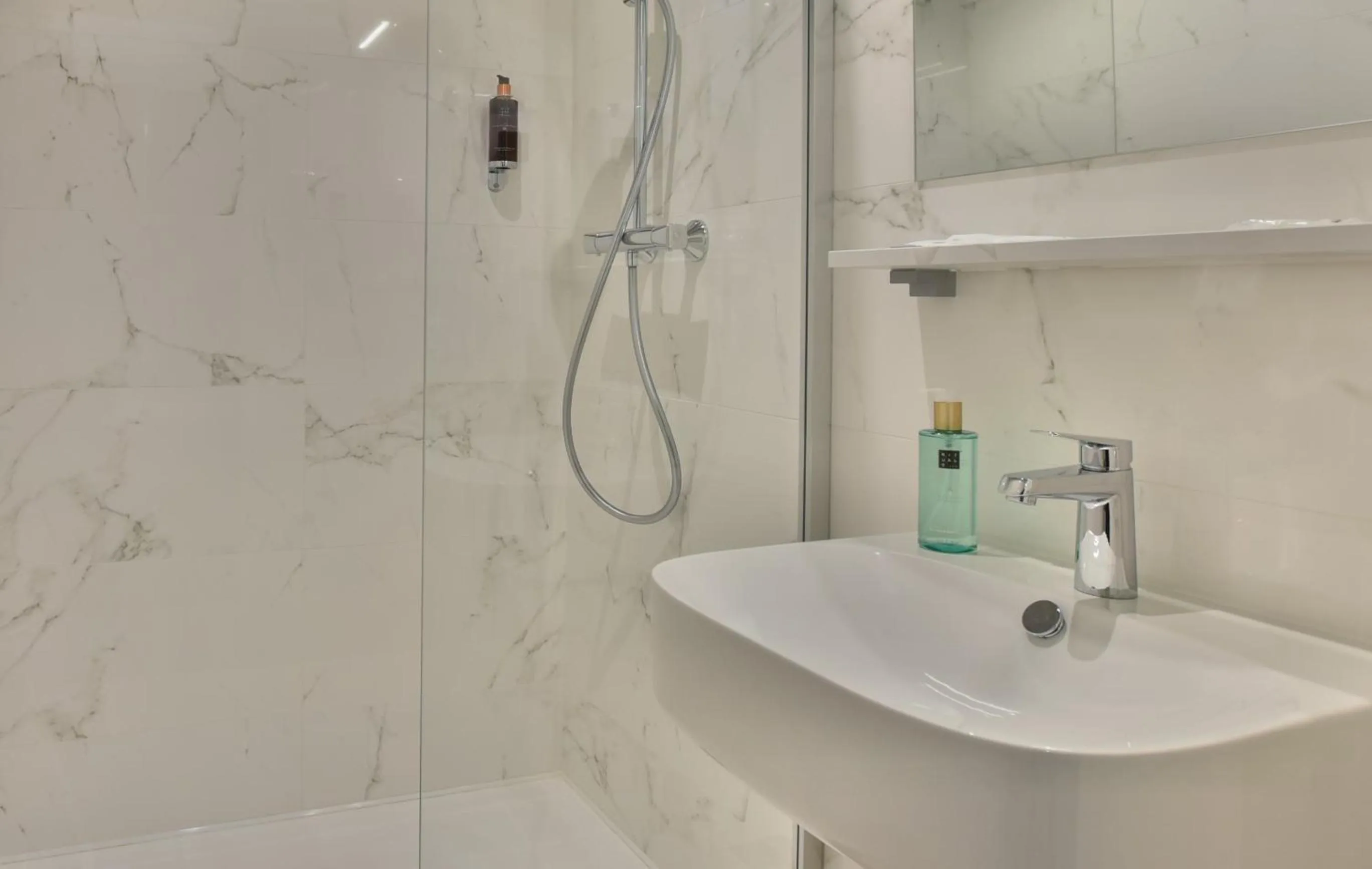 Shower in Hôtel Escale Oceania Lorient