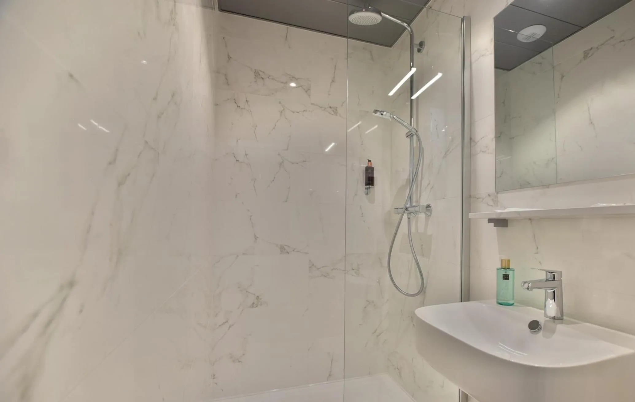 Shower in Hôtel Escale Oceania Lorient