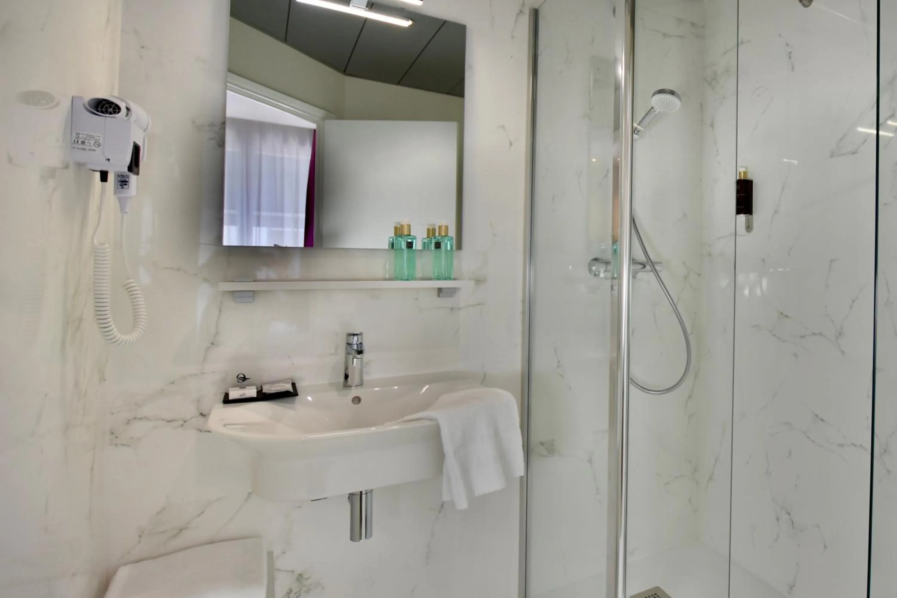 Shower in Hôtel Escale Oceania Lorient