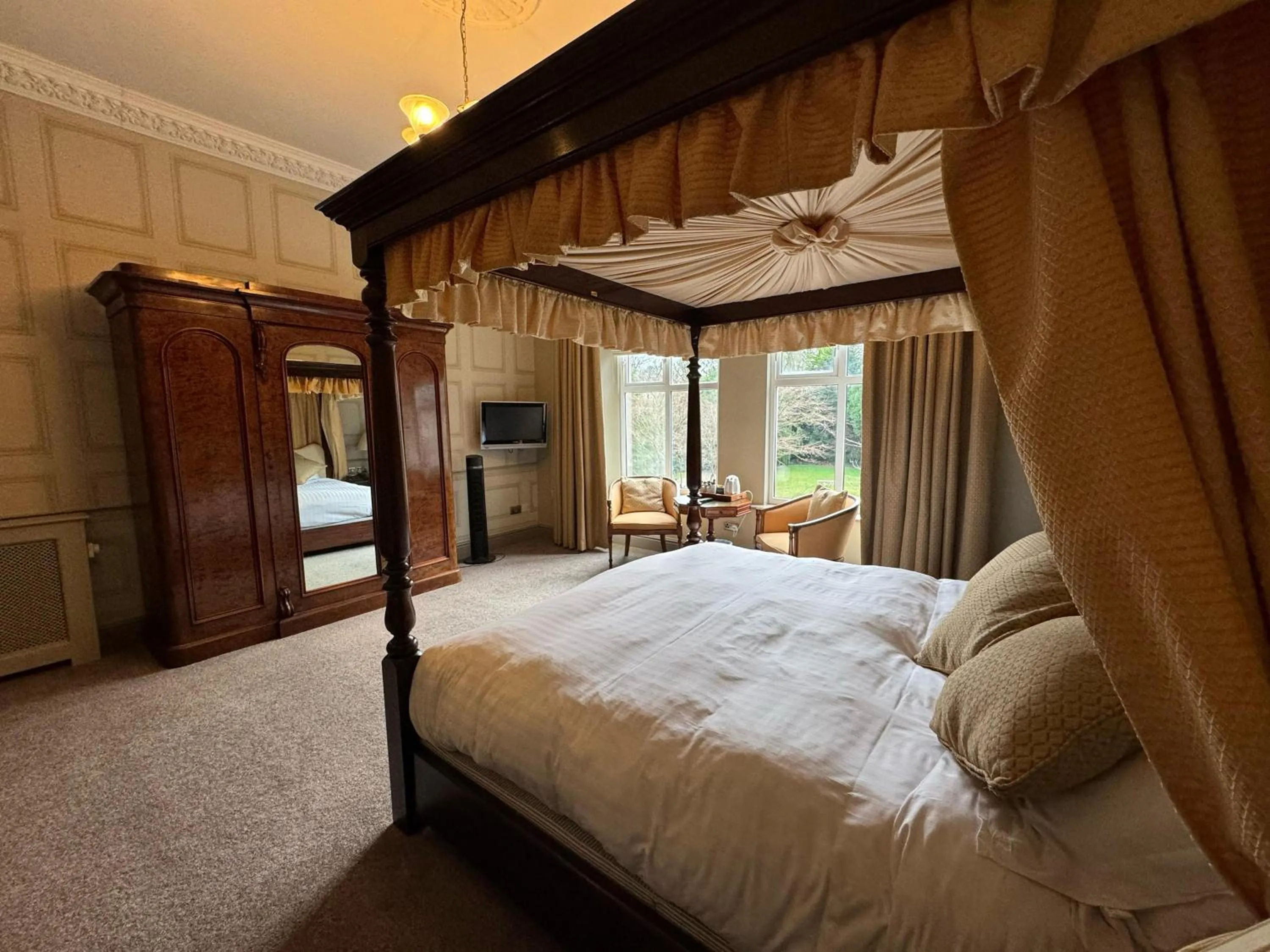 TV and multimedia, Bed in Tre-Ysgawen Hall & Spa
