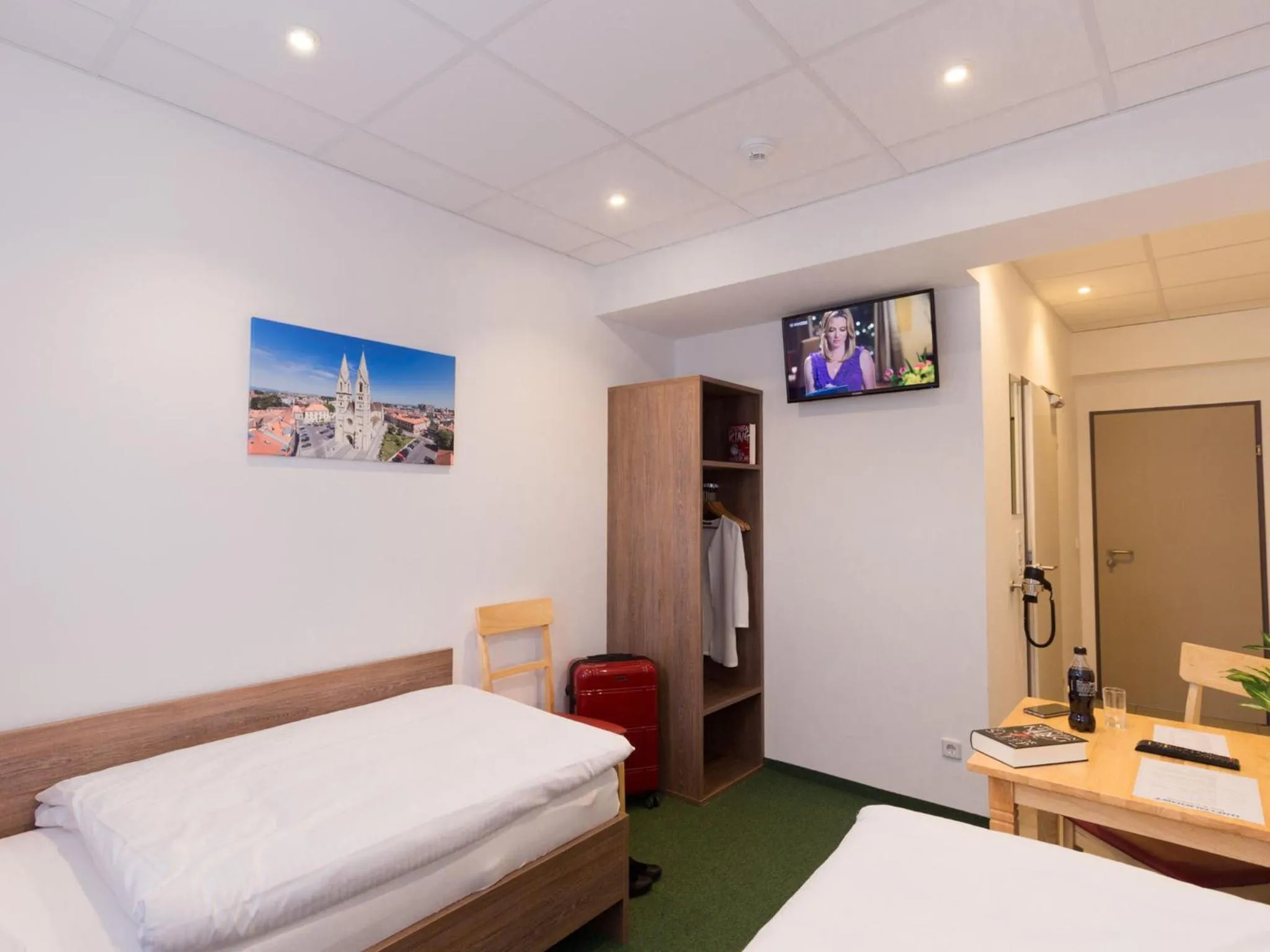 Photo of the whole room, Bed in WinBudget "bed&breakfast"