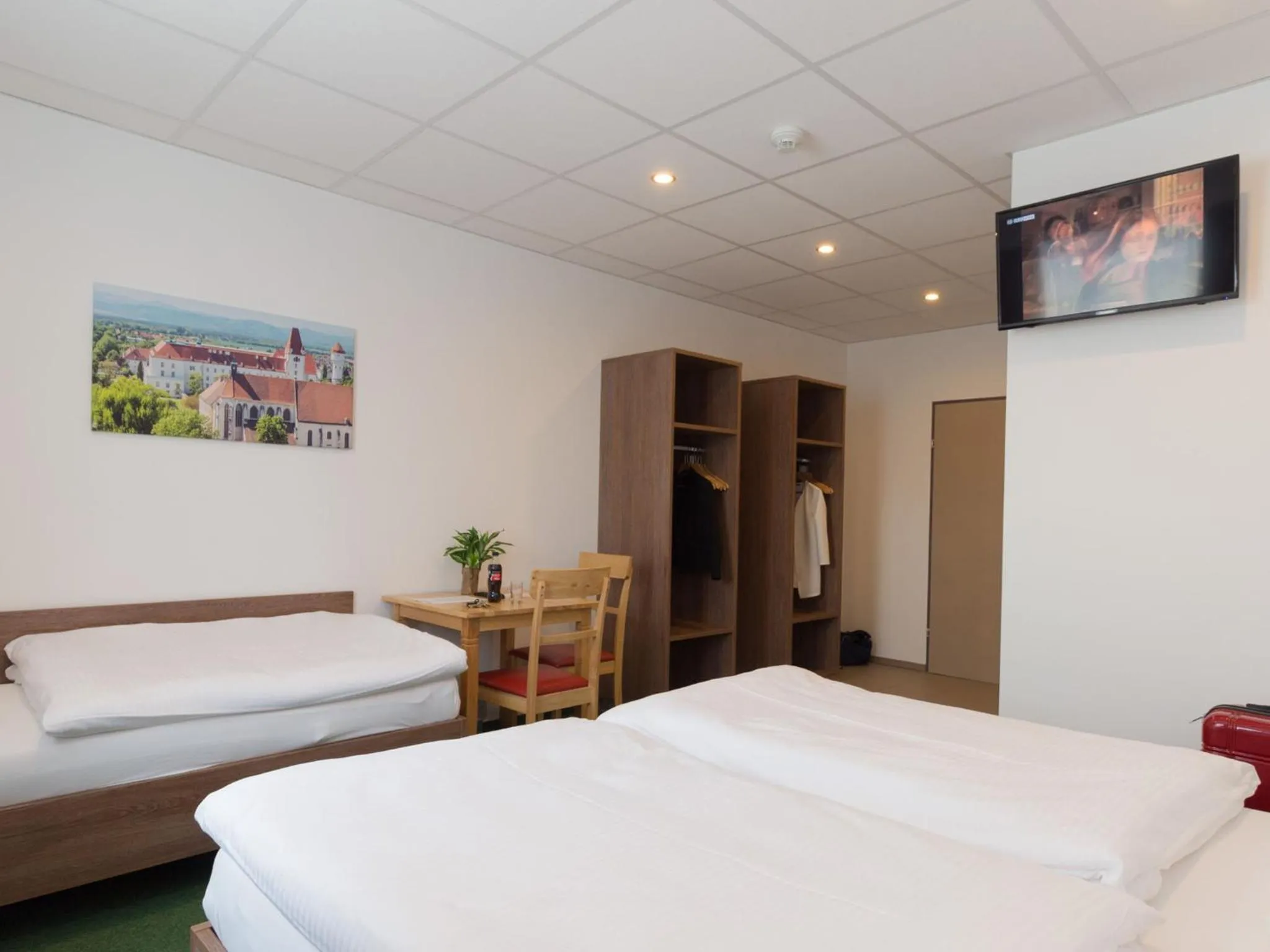 Photo of the whole room, Bed in WinBudget "bed&breakfast"