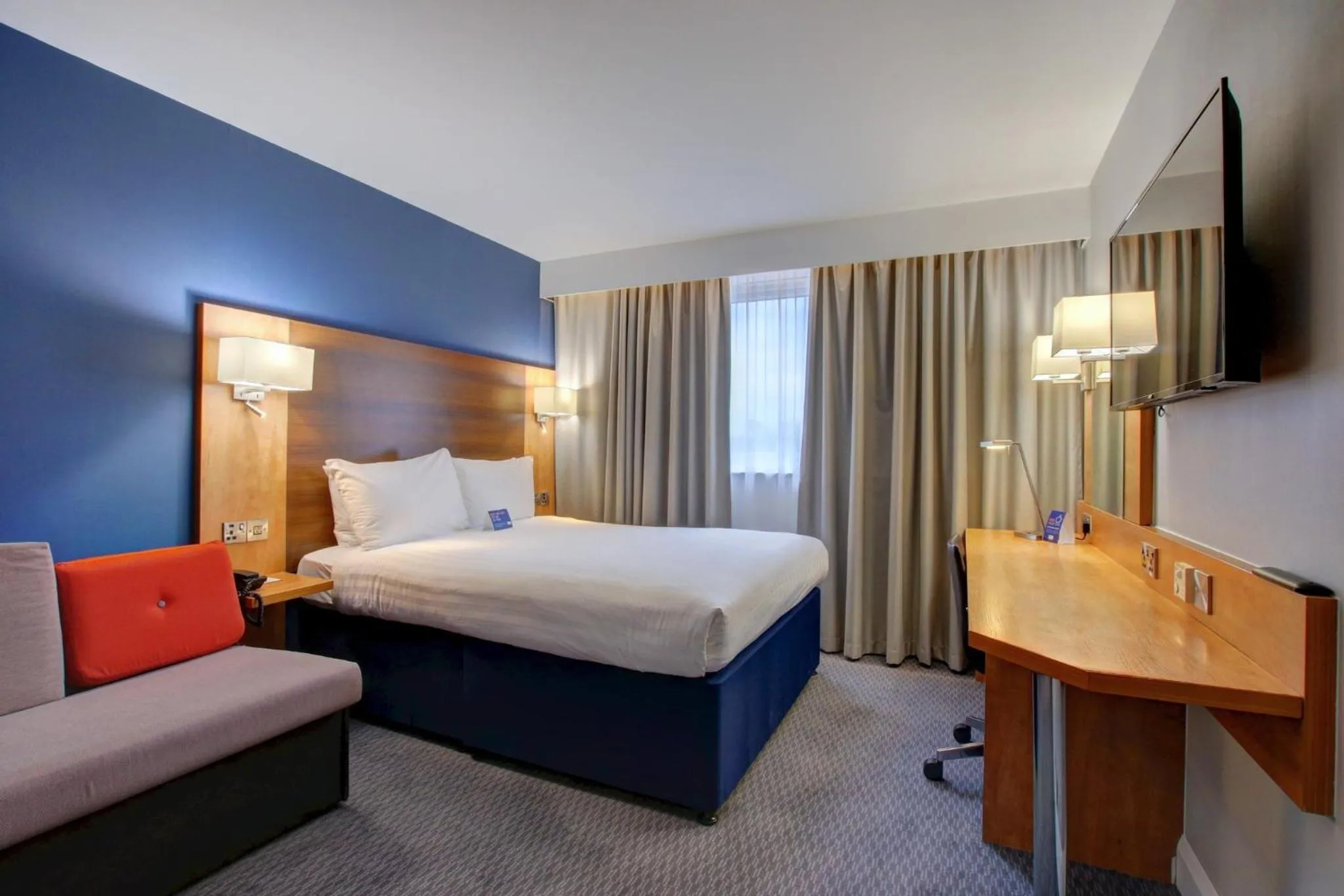 Photo of the whole room, Bed in Holiday Inn Express Nuneaton by IHG