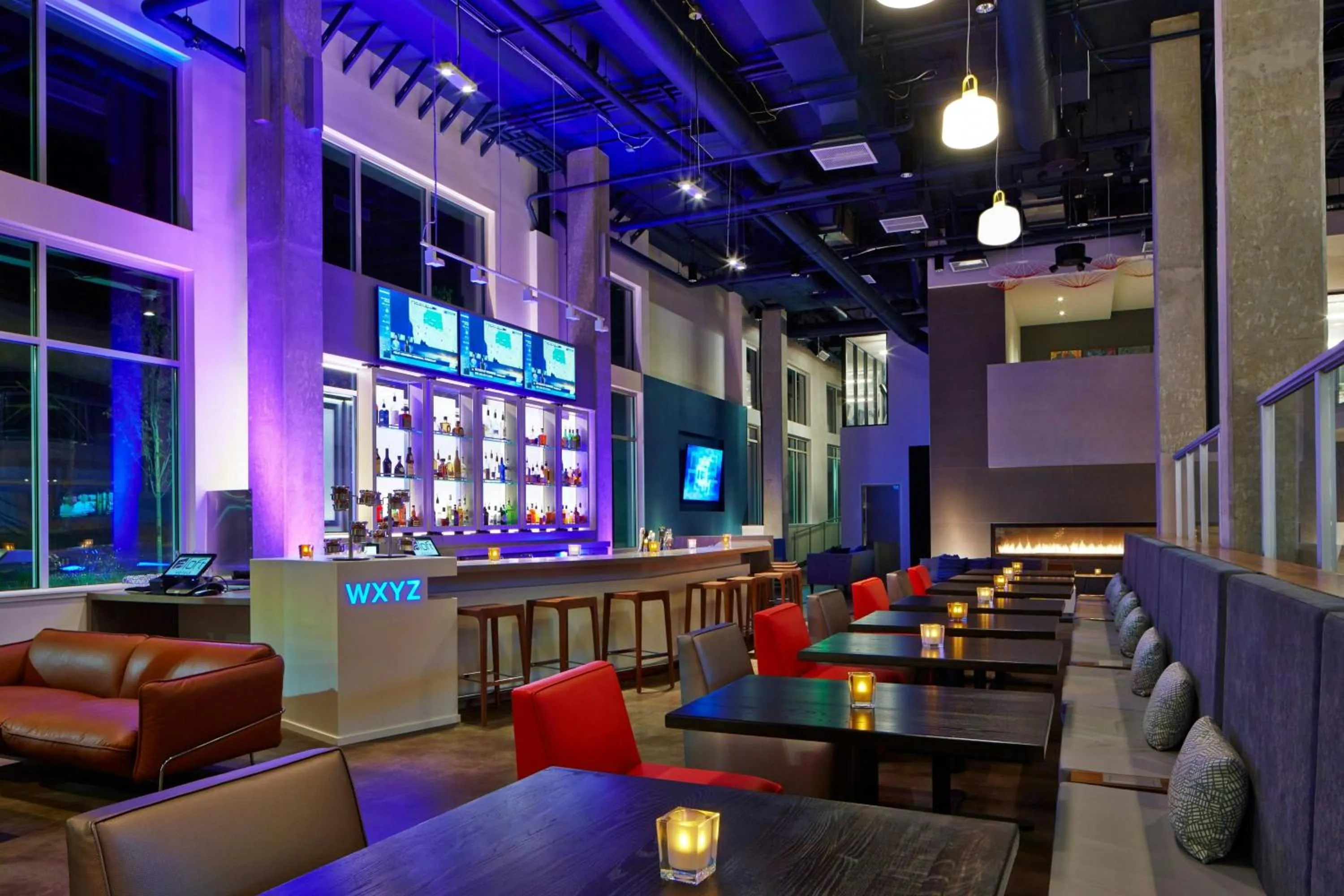 Lounge or bar in Aloft Seattle Redmond