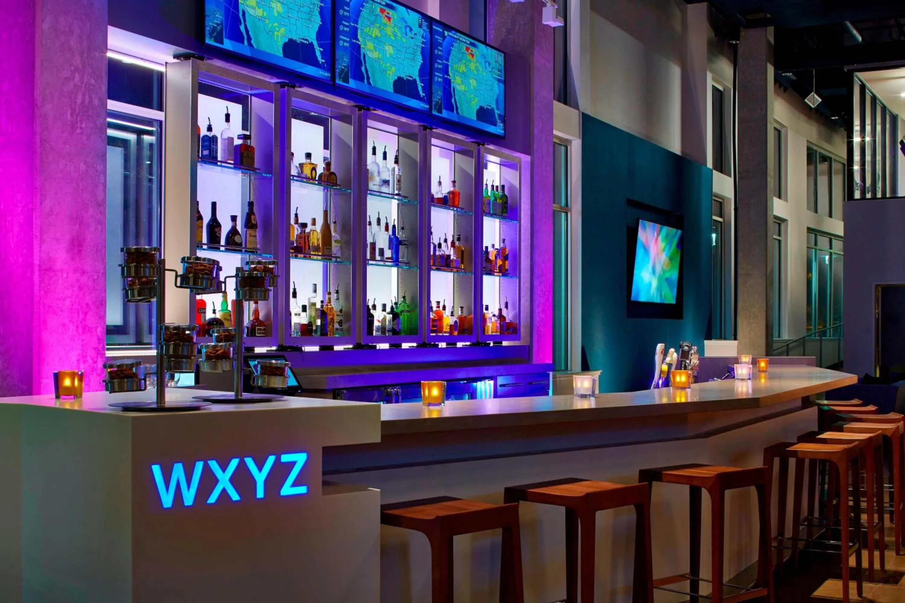 Lounge or bar in Aloft Seattle Redmond