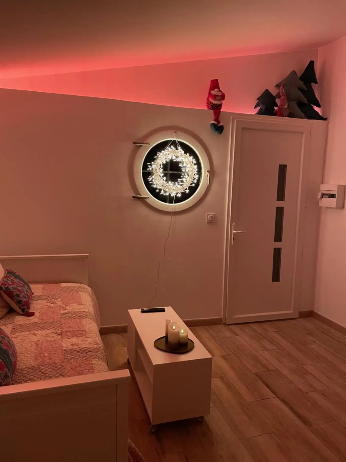 Photo of the whole room in Lou Candelou