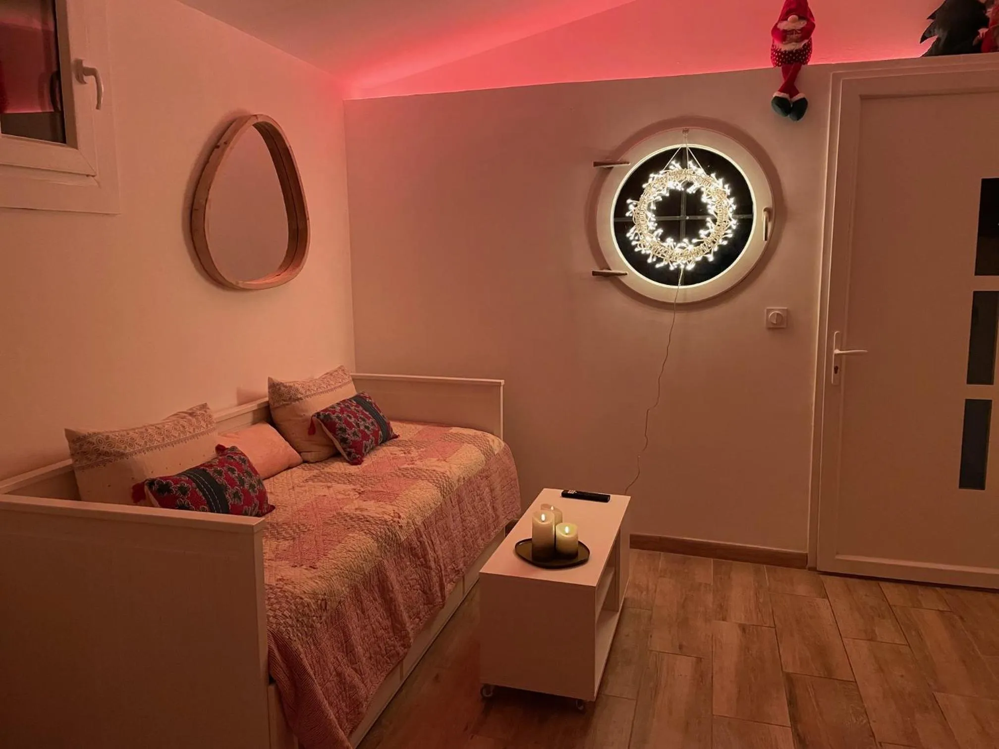 Photo of the whole room, Bed in Lou Candelou