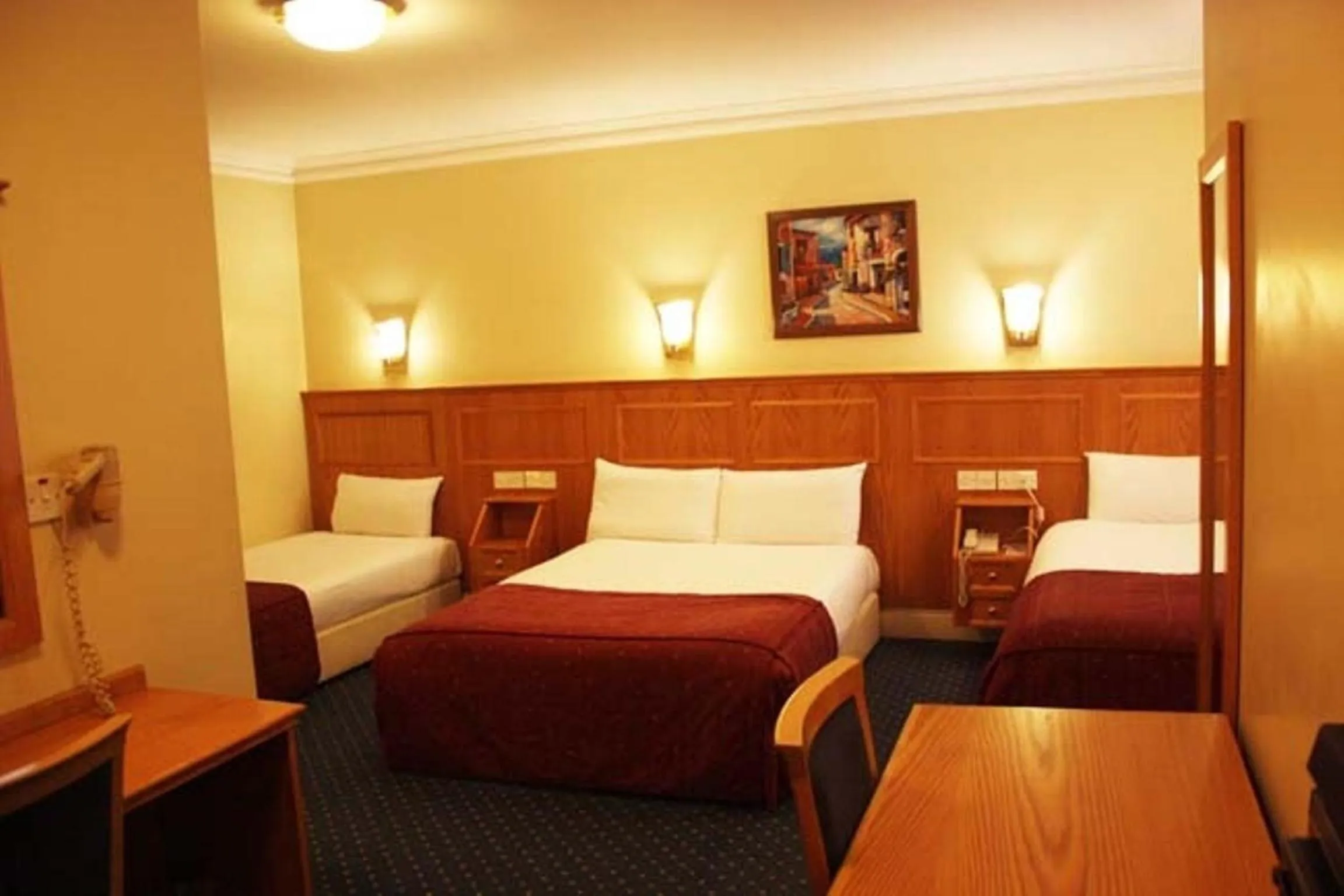 Bedroom, Bed in Days Inn Hyde Park