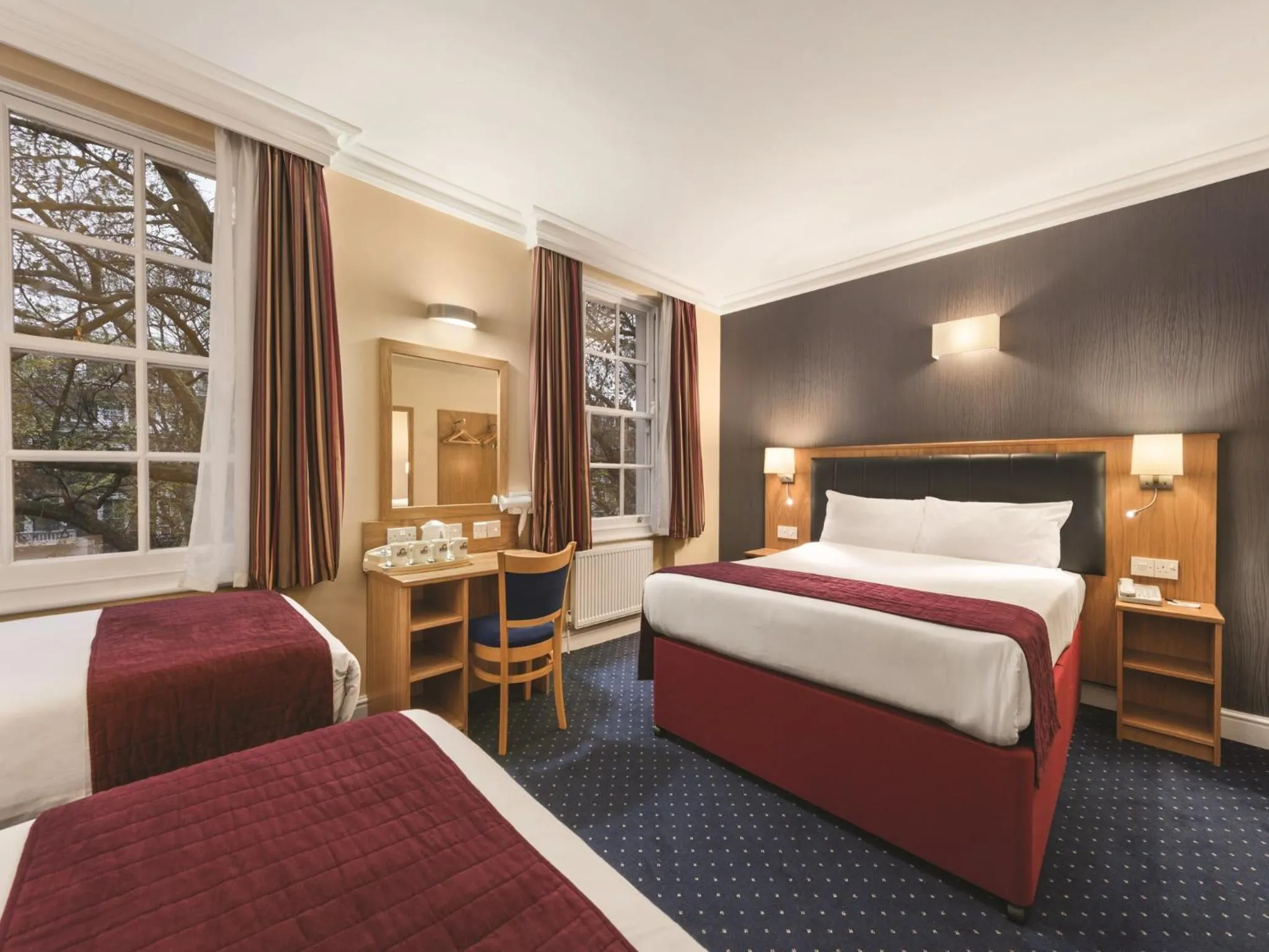 Bedroom, Bed in Days Inn Hyde Park