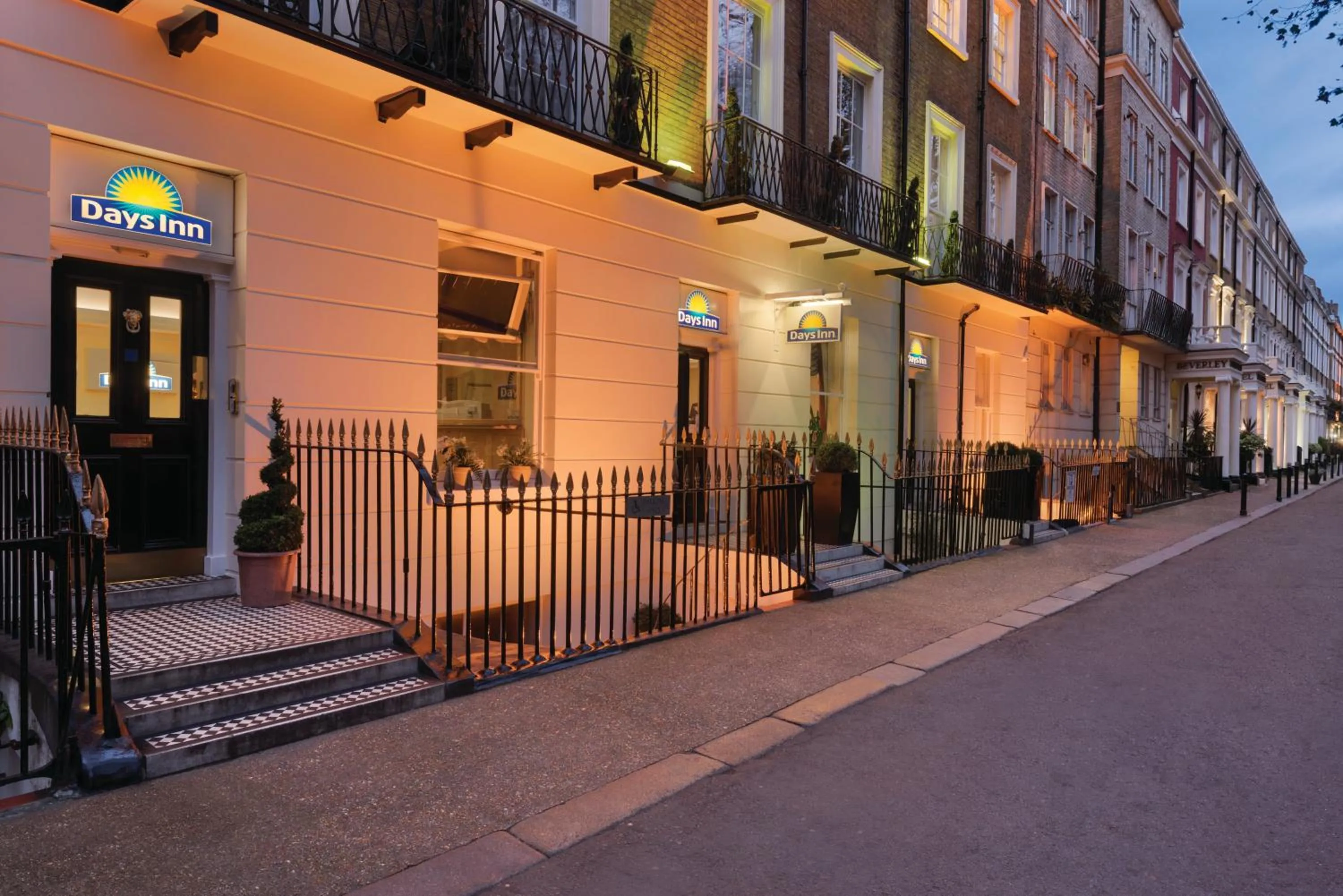 Facade/entrance in Days Inn Hyde Park