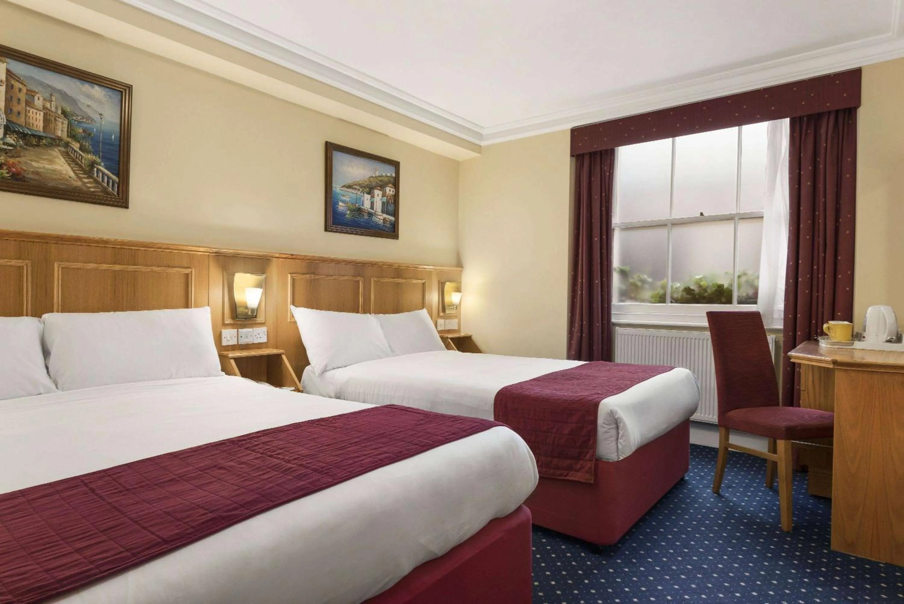 Photo of the whole room, Bed in Days Inn Hyde Park