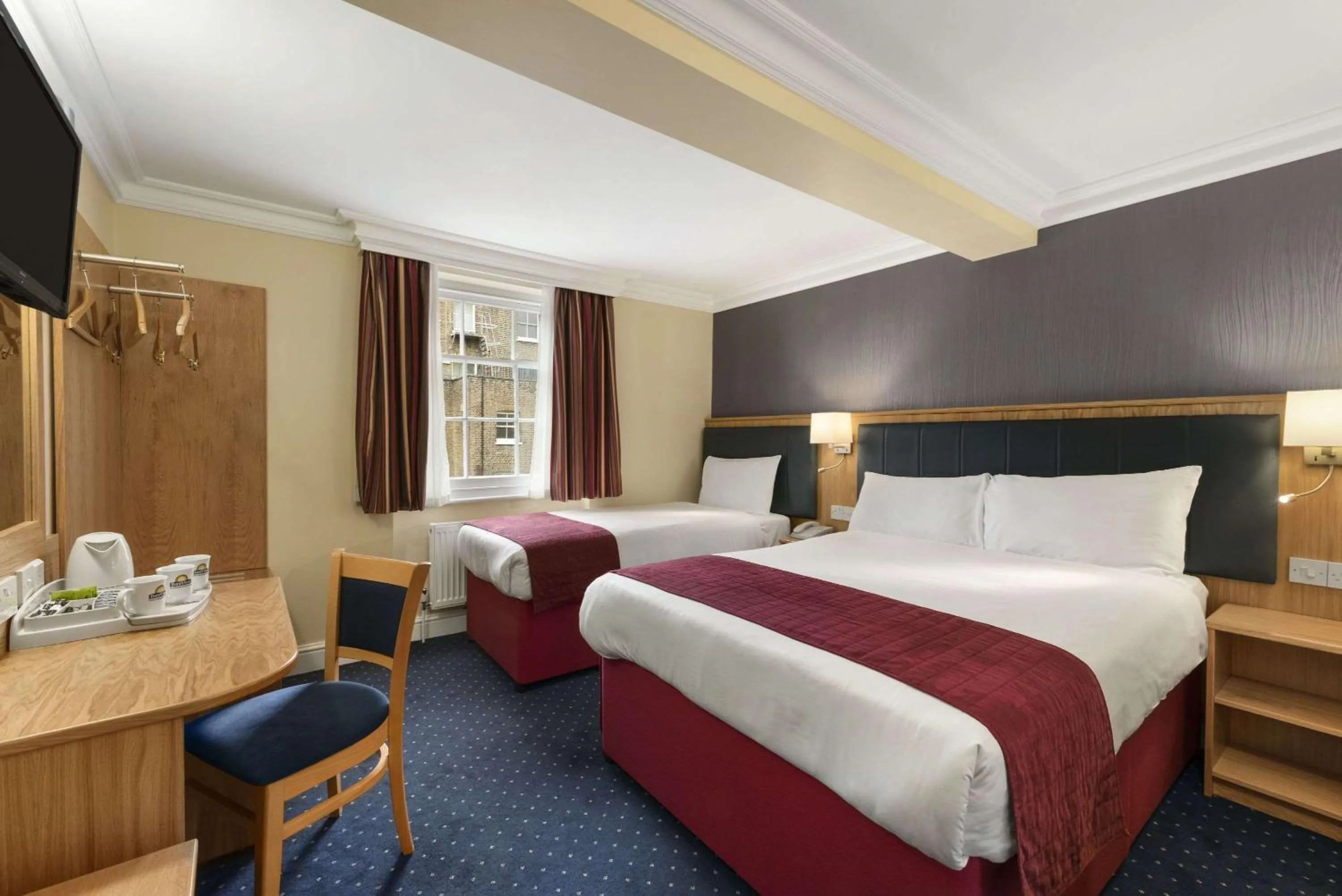 Photo of the whole room, Bed in Days Inn Hyde Park