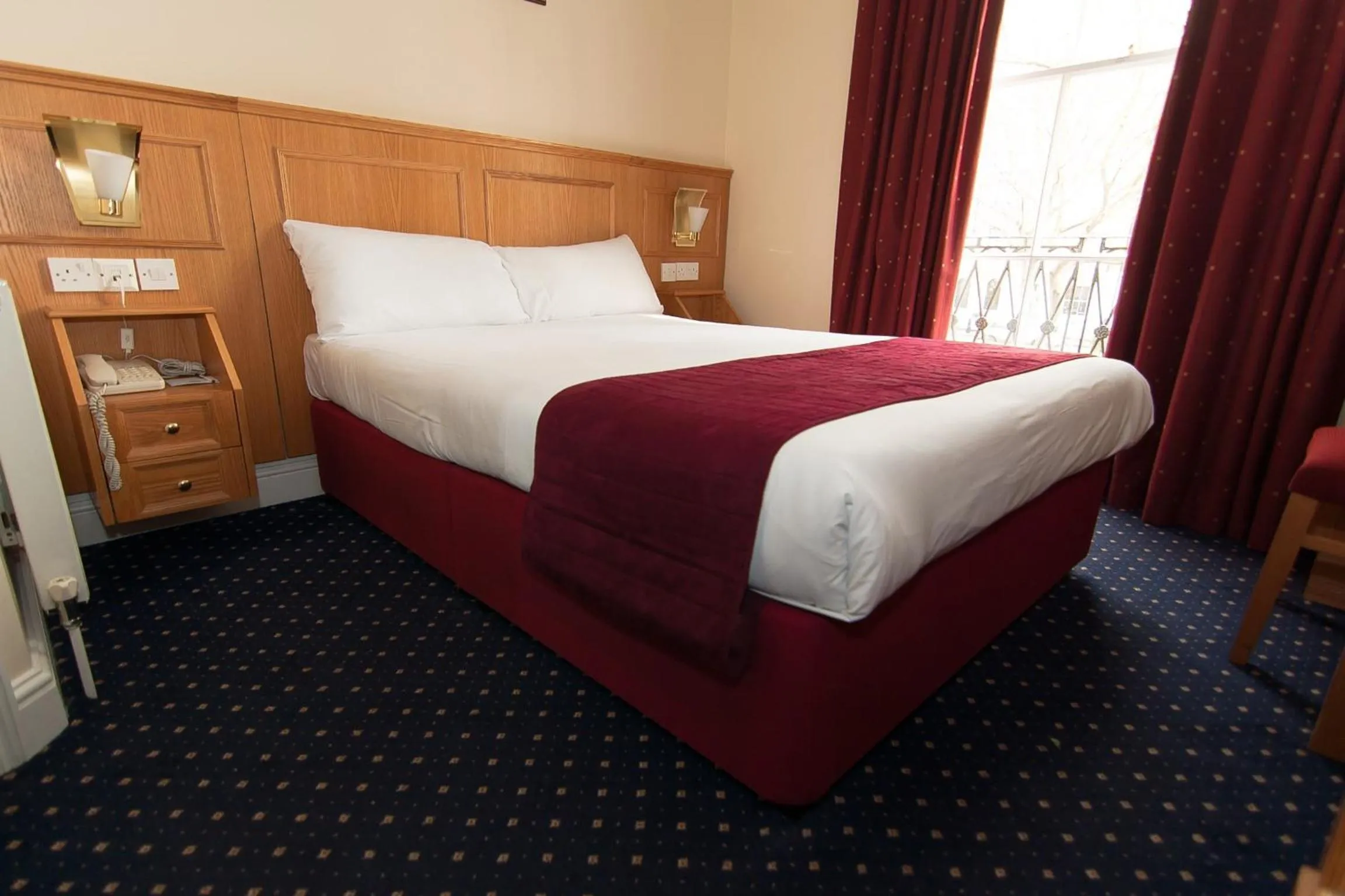 Bedroom, Bed in Days Inn Hyde Park