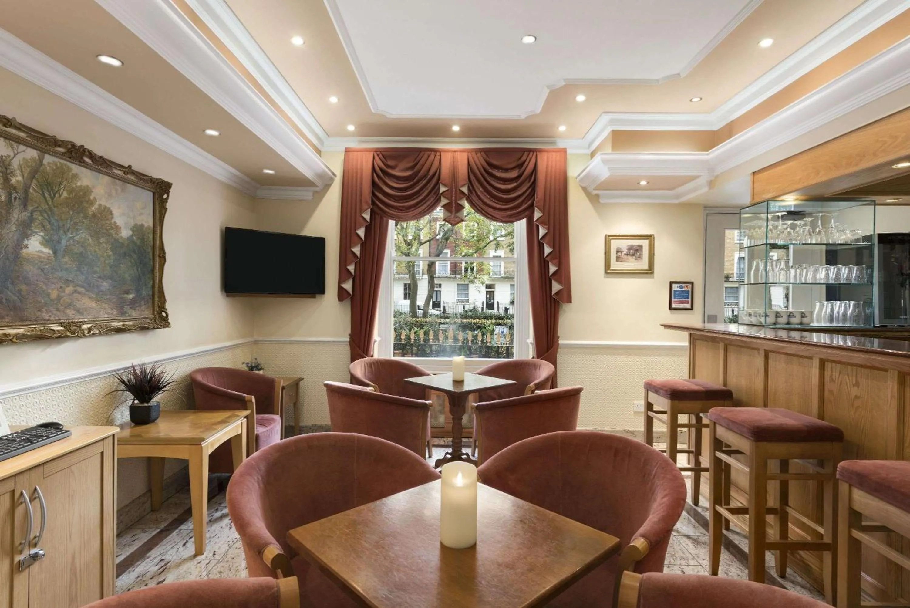 Lounge or bar in Days Inn Hyde Park