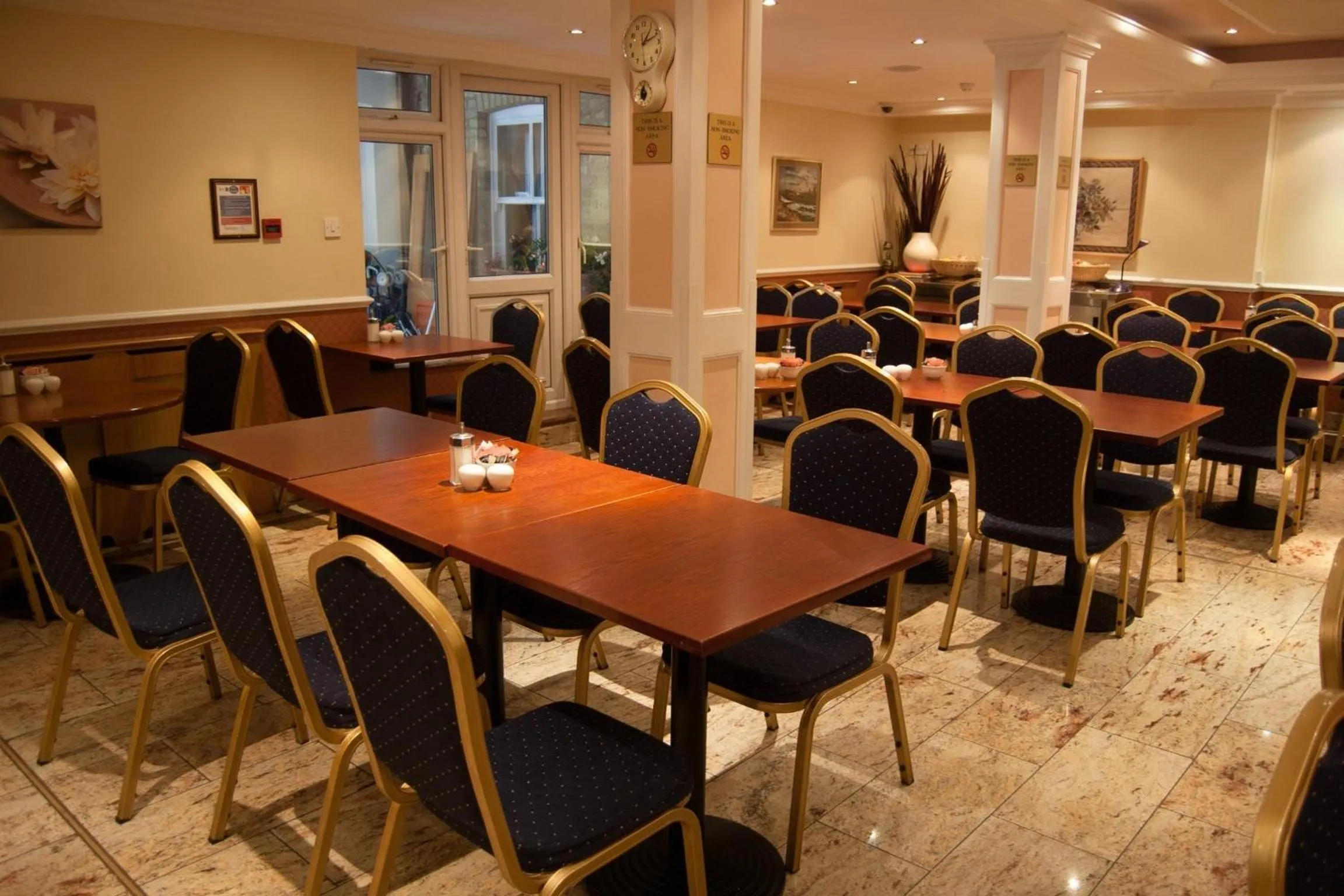 Restaurant/places to eat in Days Inn Hyde Park