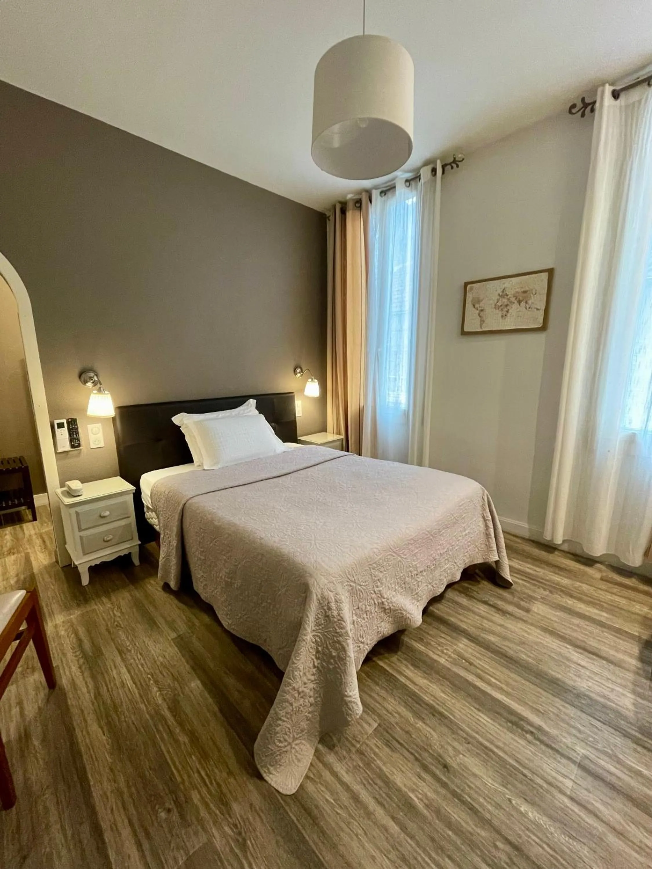 Bedroom, Bed in Hôtel Henri IV