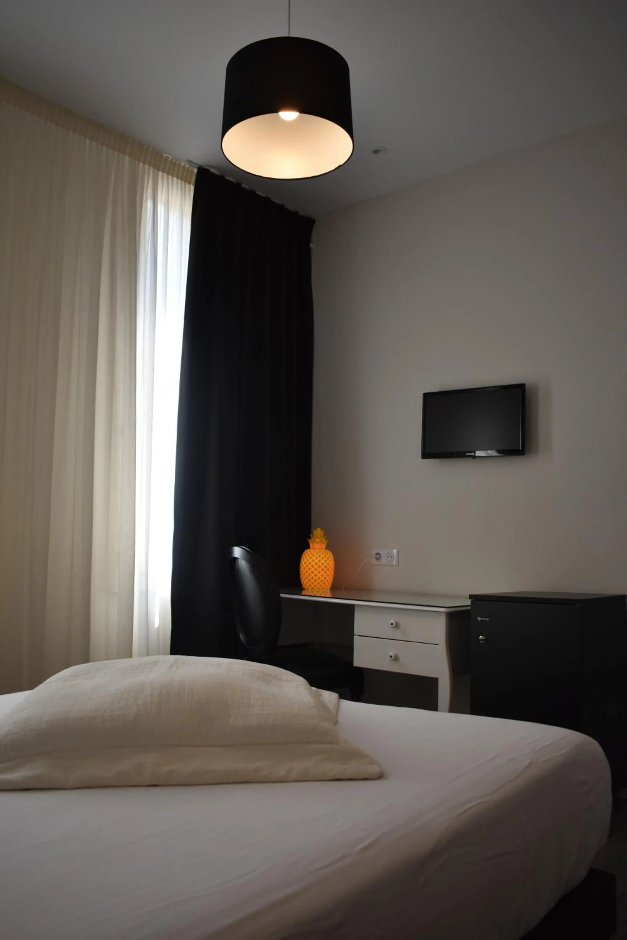 Bedroom, Bed in Hôtel Henri IV