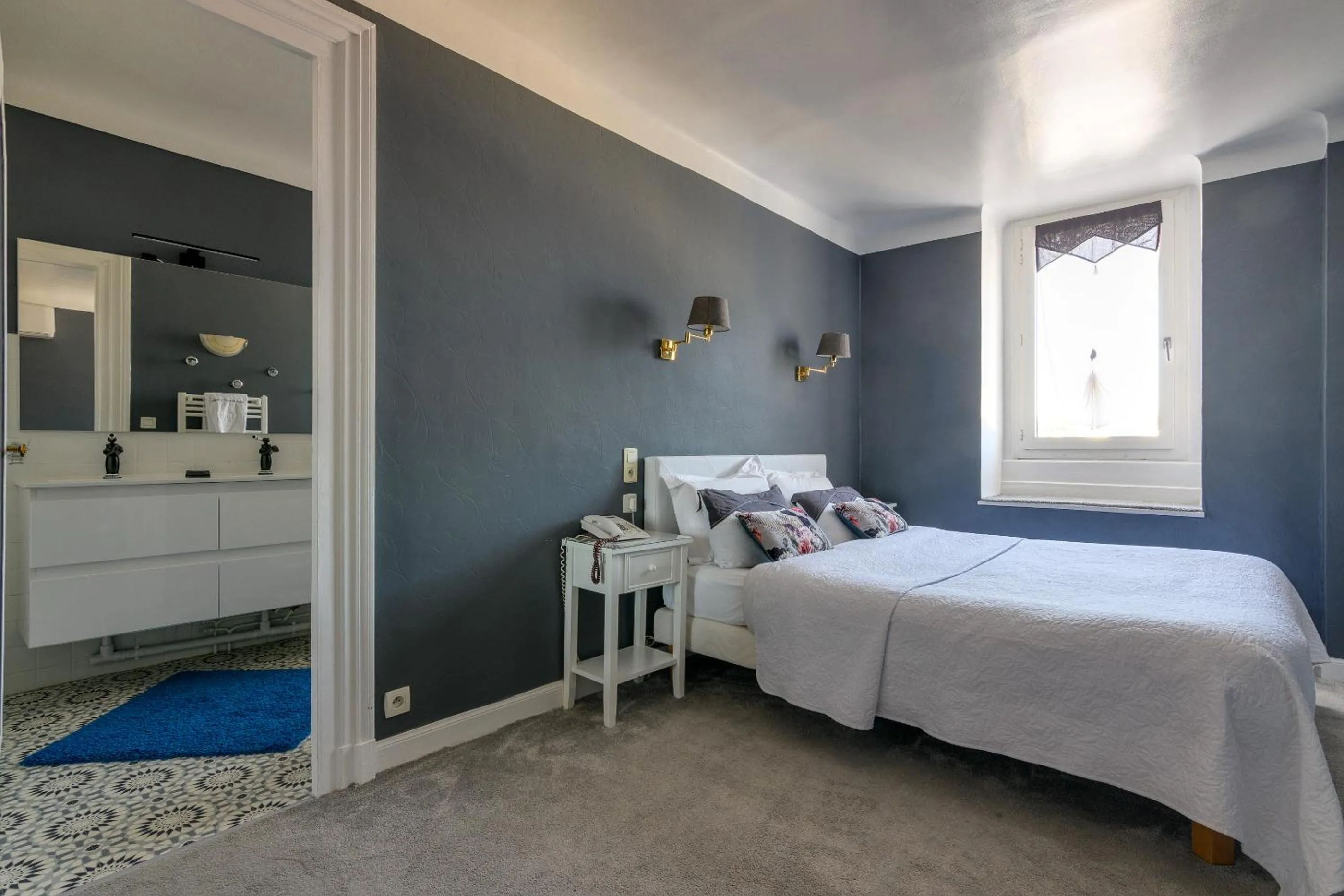 Photo of the whole room, Bed in Hôtel Henri IV