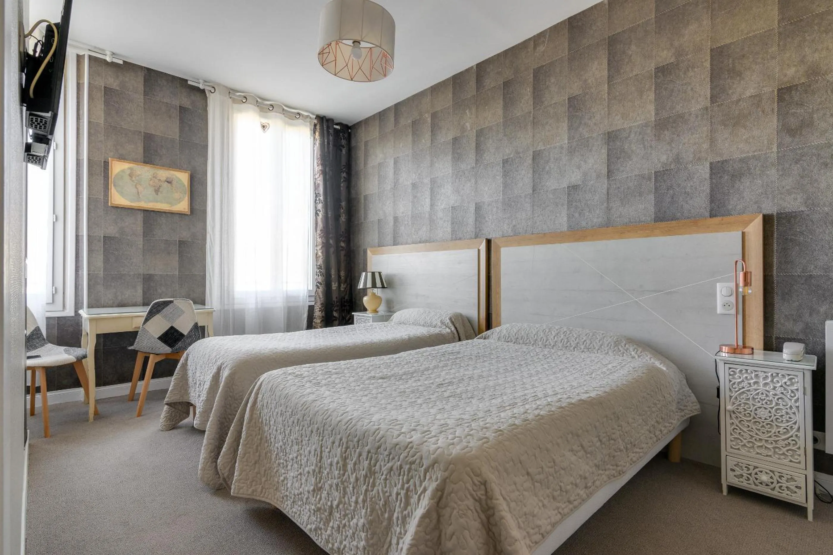 Bed in Hôtel Henri IV