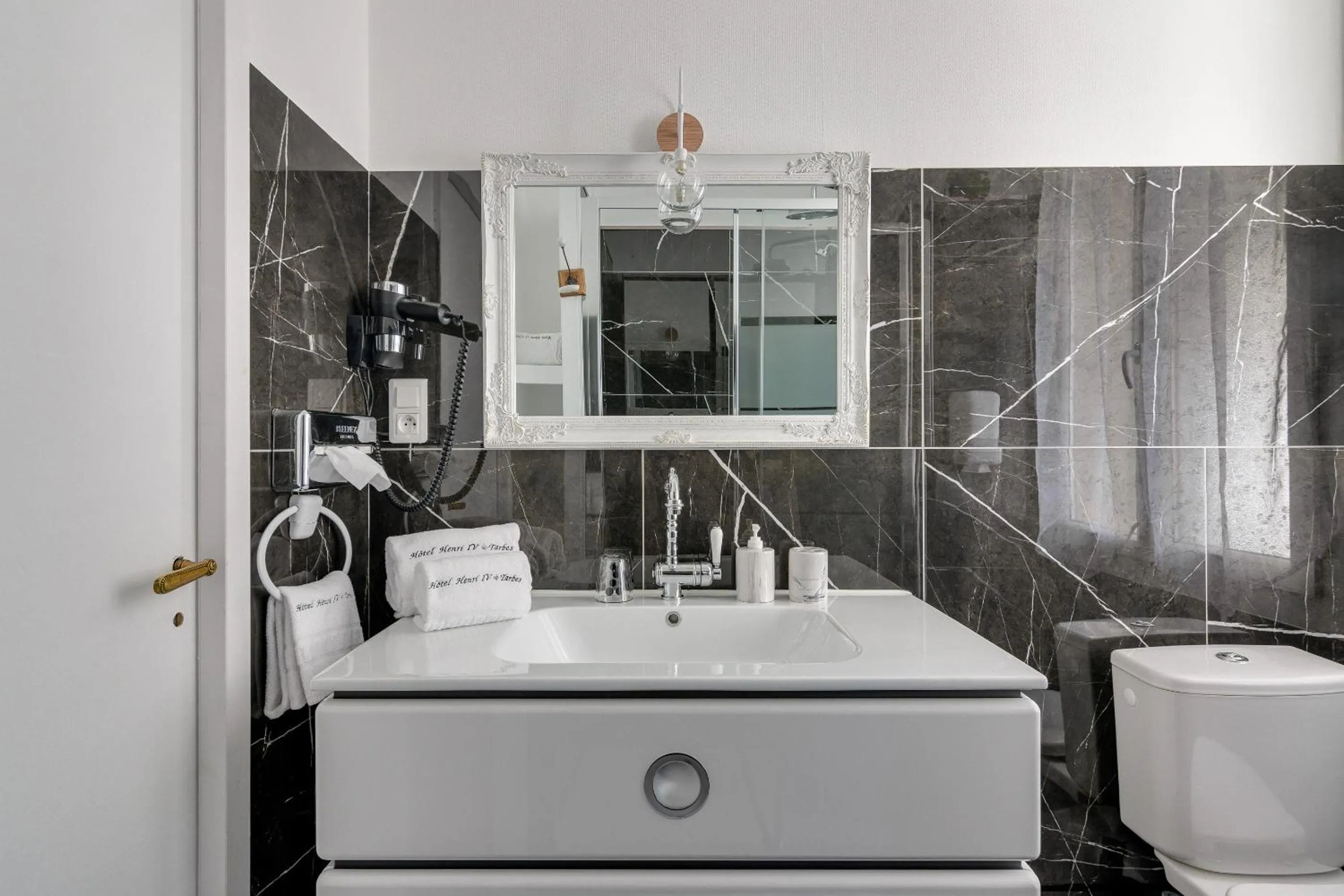 Bathroom in Hôtel Henri IV