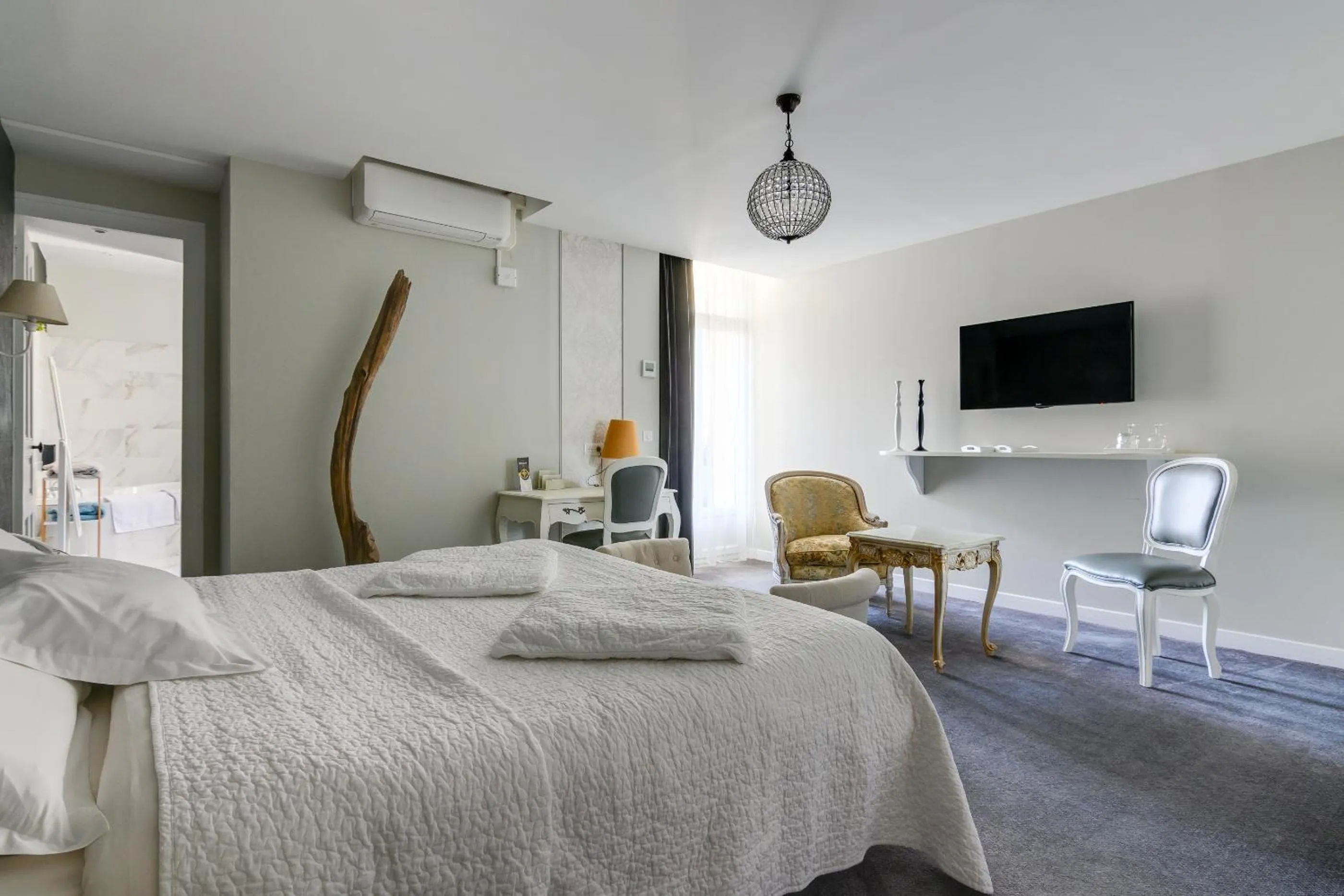 Photo of the whole room, Bed in Hôtel Henri IV